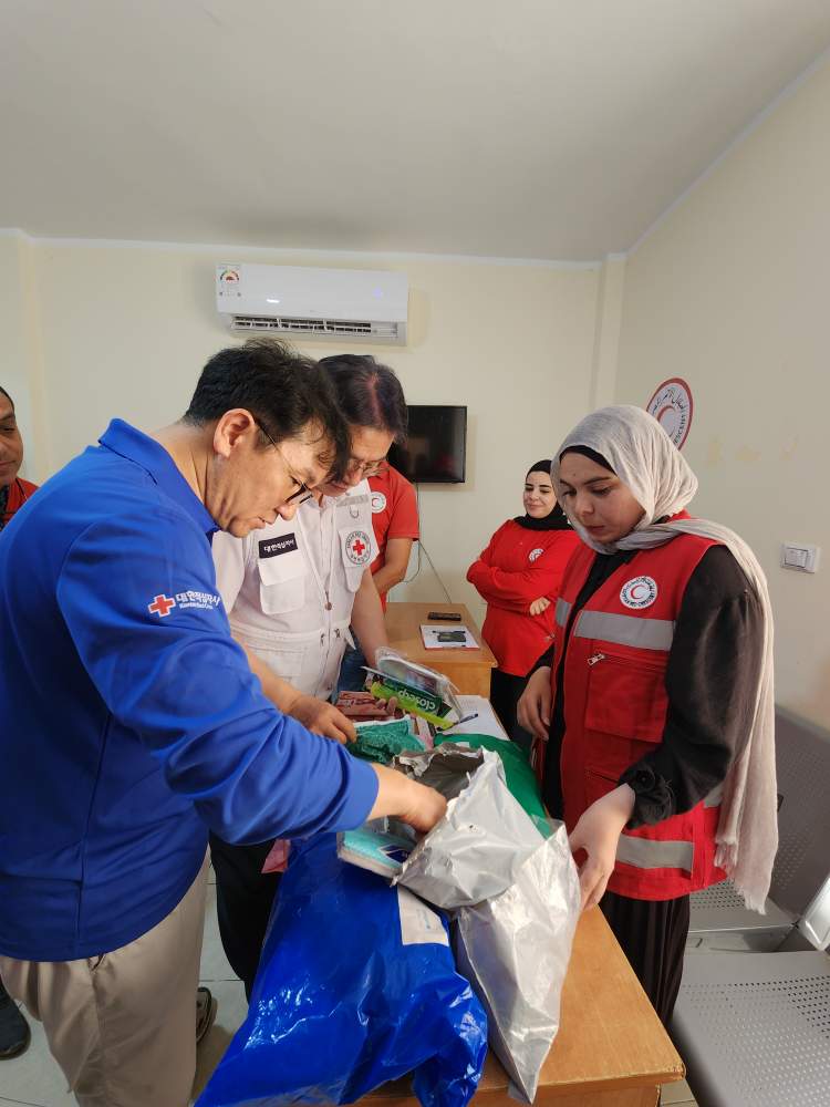 KoreanRC_eng's tweet photo. On July 1, the Korean Red Cross(KNRC) delegation visited a temporary accommodation center run by Egyptian Red Crescent(ERC)  in North Sinai, Egypt, accommodating Palestinian displaced persons, medical evacuees, and their families. 

This visit was conducted as part of the project, “Protecting and Assisting Palestinians in the Gaza Strip and Host Communities in Egypt,” supported by the Ministry of Foreign Affairs of the Republic of Korea. 

The delegation assessed the center's operations and on-the-ground humanitarian needs, while listening closely to views on areas where urgent support is required. 

The KNRC will maintain close coordination with the ERC to ensure that timely and critical assistance is delivered through responsible humanitarian cooperation. ❤️

#KoreanRedCross #EgyptianRedCrescent #ProtectionAndAssistance #HumanitarianAction #Gaza #Palestine #DisplacedPeople #MedicalEvacuation #HumanitarianSupport #InternationalCooperation #RedCross #NorthSinai