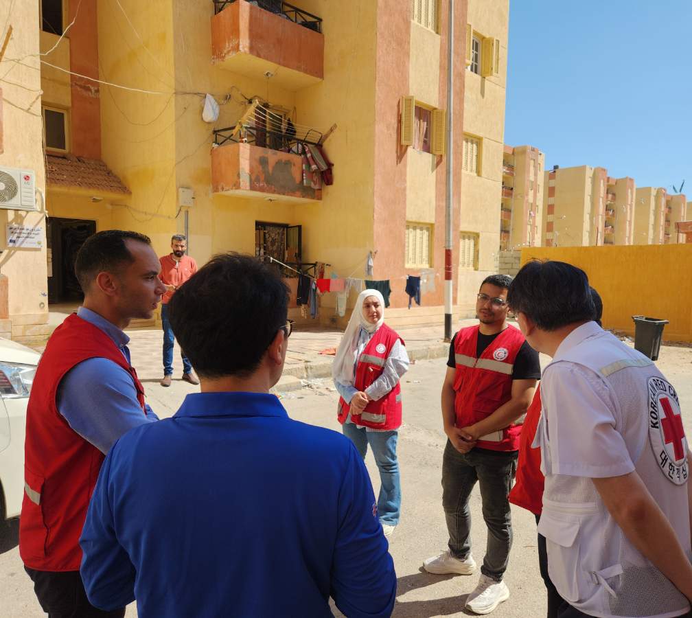 KoreanRC_eng's tweet photo. On July 1, the Korean Red Cross(KNRC) delegation visited a temporary accommodation center run by Egyptian Red Crescent(ERC)  in North Sinai, Egypt, accommodating Palestinian displaced persons, medical evacuees, and their families. 

This visit was conducted as part of the project, “Protecting and Assisting Palestinians in the Gaza Strip and Host Communities in Egypt,” supported by the Ministry of Foreign Affairs of the Republic of Korea. 

The delegation assessed the center's operations and on-the-ground humanitarian needs, while listening closely to views on areas where urgent support is required. 

The KNRC will maintain close coordination with the ERC to ensure that timely and critical assistance is delivered through responsible humanitarian cooperation. ❤️

#KoreanRedCross #EgyptianRedCrescent #ProtectionAndAssistance #HumanitarianAction #Gaza #Palestine #DisplacedPeople #MedicalEvacuation #HumanitarianSupport #InternationalCooperation #RedCross #NorthSinai