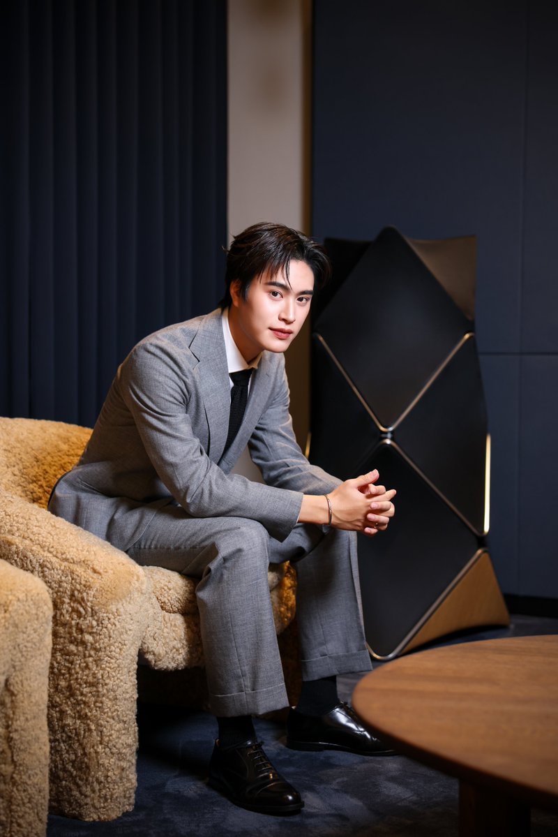 _24News_'s tweet photo. สัมผัสประสบการณ์เหนือระดับที่แฟล็กชิปสโตร์โฉมใหม่ของ Bang & Olufsen ณ ศูนย์การค้า Scotts Square ประเทศสิงคโปร์

#gemini_nt #BangOlufsen #BeautifulSound #BangOlufsenSingapore

 เมื่อวันที่ 25 มิถุนายน Bang & Olufsen ได้เปิดตัวบูติกแฟล็กชิปแห่งใหม่ ณ ศูนย์การค้า Scotts Square ประเทศสิงคโปร์  พร้อมจัดงานเปิดตัวสุดพิเศษที่มอบประสบการณ์อันน่าประทับใจและบรรยากาศแห่งการเฉลิมฉลอง นับเป็นอีกหนึ่งหมุดหมายสำคัญในวาระครบรอบ 100 ปีของแบรนด์ 
แฟล็กชิปสโตร์ที่สิงคโปร์แห่งนี้ถือเป็น Culture Store แห่งแรกของ Bang & Olufsen ในภูมิภาคเอเชียตะวันออกเฉียงใต้ และยังเป็นสาขาที่มีขนาดใหญ่ที่สุดในภูมิภาคเอเชียแปซิฟิกอีกด้วย

ค่ำคืนแห่งการเฉลิมฉลองเริ่มต้นขึ้นด้วยการแสดงเชิดสิงโตอันมีชีวิตชีวา สร้างบรรยากาศแห่งความเป็นสิริมงคลและความคึกครื้น  ก่อนเข้าสู่พิธีตัดริบบิ้นอย่างเป็นทางการเพื่อเปิดสถานที่แห่งใหม่นี้ จากนั้นบรรยากาศยังคงดำเนินต่อไปด้วยการบรรเลงเพลงจากฮาร์ปและไวโอลินอันงดงาม  ซึ่งถ่ายทอดท่วงทำนองอันไพเราะอ่อนช้อย สร้างความรู้สึกหรูหราและเติมเต็มบรรยากาศอันน่าประทับใจให้กับพื้นที่แห่งใหม่

จากนั้น Soren Kokholm ผู้จัดการทั่วไปของ Design Collection Denmark Singapore และ Jorge Aguiar ประธานเจ้าหน้าที่ฝ่ายการขายของ Bang & Olufsen 
ได้กล่าวสุนทรพจน์ต้อนรับ พร้อมร่วมเฉลิมฉลองวาระครบรอบ 100 ปีของแบรนด์ ซึ่งสะท้อนถึงมรดกแห่งนวัตกรรมและงานฝีมืออันประณีตตลอดศตวรรษที่ผ่านมา

แขกผู้มีเกียรติได้รับเชิญให้ร่วมสัมผัสบูติกผ่านประสบการณ์การฟังที่ได้รับการคัดสรรอย่างพิถีพิถัน พร้อมพื้นที่ที่ออกแบบอย่างใส่ใจ  ซึ่งสะท้อนแนวทางอันเป็นเอกลักษณ์ของ Bang & Olufsen ในด้านคุณภาพเสียง การออกแบบ และการปรับแต่งให้ตอบโจทย์แต่ละบุคคล การผสานวัฒนธรรม  สมรรถนะอันเหนือชั้น และการต้อนรับระดับพรีเมียม ทำให้ค่ำคืนดังกล่าวเป็นการแนะนำแนวคิดร้านค้าปลีกรูปแบบล่าสุดของแบรนด์ได้อย่างเต็มอิ่มและน่าประทับใจ

ไฮไลต์สำคัญของค่ำคืนนี้คือการเผยโฉมครั้งแรกแบบเอ็กซ์คลูซีฟของ Beolab 90 Titan Edition ซึ่งเป็นลำโพงสที่รังสรรค์ขึ้นเป็นพิเศษ  สั่งทำเฉพาะบุคคลที่สร้างขึ้นเพื่อเฉลิมฉลองวาระครบรอบ 100 ปีของแบรนด์ ผลงานรุ่นลิมิเต็ดเอดิชั่นอันโดดเด่นนี้สะท้อนถึงความมุ่งมั่นอันแน่วแน่ของแบรนด์ ในการยกระดับประสิทธิภาพด้านเสียง งานฝีมืออันประณีต และการออกแบบเหนือกาลเวลา

งานเฉลิมฉลองนี้ได้รวบรวมผู้ทรงอิทธพลทางวัฒนธรรมและเซเลบริตี้จากทั่วภูมิภาค โดยมีนักแสดงและนักร้องชาวไทยอย่าง เจมีไนน์ นรวิชญ์  ครีเอเตอร์ด้านคอนเทนต์และผู้ประกอบการชาวสิงคโปร์ Willabelle Ong อินฟลูเอนเซอร์สายแฟชั่นและผู้ประกอบการชาวมาเลเซีย Christinna Kuan  พร้อมด้วยสื่อมวลชน เหล่าครีเอเตอร์ ลูกค้า และพันธมิตรต่าง ๆ

งานในค่ำคืนนี้ปิดท้ายด้วยงานเลี้ยงรับรอง ซึ่งแขกผู้ร่วมงานได้เพลิดเพลินกับเครื่องดื่มและของว่างที่รังสรรค์ขึ้นเป็นพิเศษ 
พร้อมสัมผัสโลกแห่งเสียงอันงดงามของ Bang & Olufsen ในบรรยากาศที่เป็นส่วนตัวและผ่อนคลาย  ก่อให้เกิดบทสนทนาอันมีความหมายและช่วงเวลาแห่งการแบ่งปันร่วมกันทั่วทั้งแฟล็กชิปสโตร์แห่งใหม่นี้

มากกว่าการเปิดตัวแฟล็กชิปสโตร์แห่งใหม่ ค่ำคืนแห่งนี้สะท้อนให้เห็นถึงความมุ่งมั่นอันยาวนานของ Bang & Olufsen ที่มีต่ ความประณีตในงานฝีมือ นวัตกรรม  และการสร้างสรรค์ประสบการณ์อันมีความหมายผ่านเสียงอันงดงาม ขณะที่แบรนด์เฉลิมฉลองวาระครบรอบหนึ่งศตวรรษ  งานเฉลิมฉลองครั้งนี้ได้เชิดชูความเป็นเลิศด้านการออกแบบตลอด 100 ปี พร้อมทั้งมองไปข้างหน้าสู่บทใหม่ของการเดินทางของแบรนด์
@bangolufsen
@bangolufsensingapore