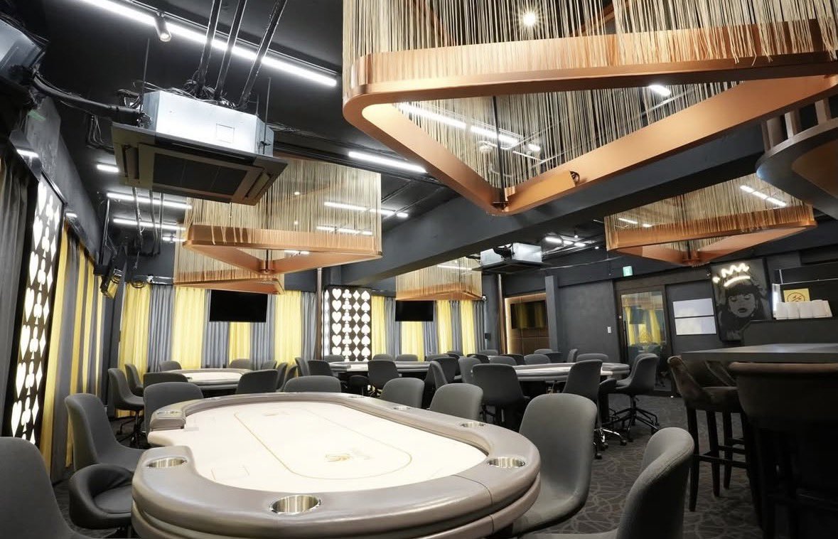 gaming_trillion's tweet photo. 🔥4色トランプ導入店舗🔥
@bellbirdpoker_s 

＼新橋でポーカーデビューするならココ！🃏✨／

オープンから1年、ますます盛り上がってる「ベルバードポーカー新橋店」さんが最高すぎる…！🔰

初心者講習が超丁寧で、ルールを知らなくてもディーラーさんが優しく教えてくれます🥰

完全禁煙で店内もお洒落🚭 
クレカや電子マネーも使えて、仕事帰りにふらっと寄るのにぴったりです🚶‍♂️💨
貸RFID卓もあるから、友達同士でワイワイ貸卓パーティするのも楽しそう！ポーカー始めてみたい人はぜひ行ってみてね！👀👇

#ベルバードポーカー #新橋ポーカー #ポーカー初心者