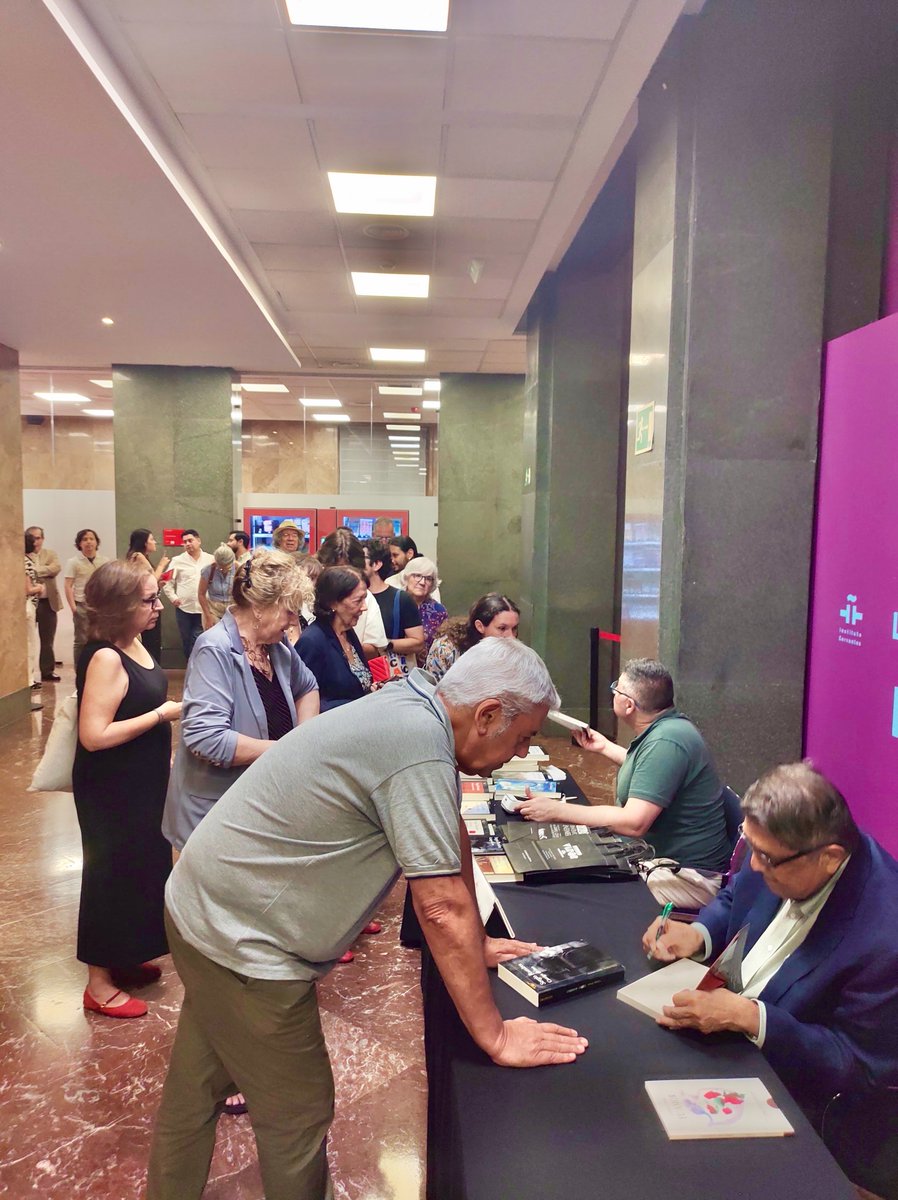 cacuenta's tweet photo. 📚 @sergioramirezm presentó La maldición de Ramfis, la nueva novela protagonizada por el inspector Dolores Morales. 
Revive el diálogo con @BernaGHarbour en el @InstCervantes ⬇️
📺 https://t.co/TtHPJAsjpl https://t.co/ffzETh9eyP