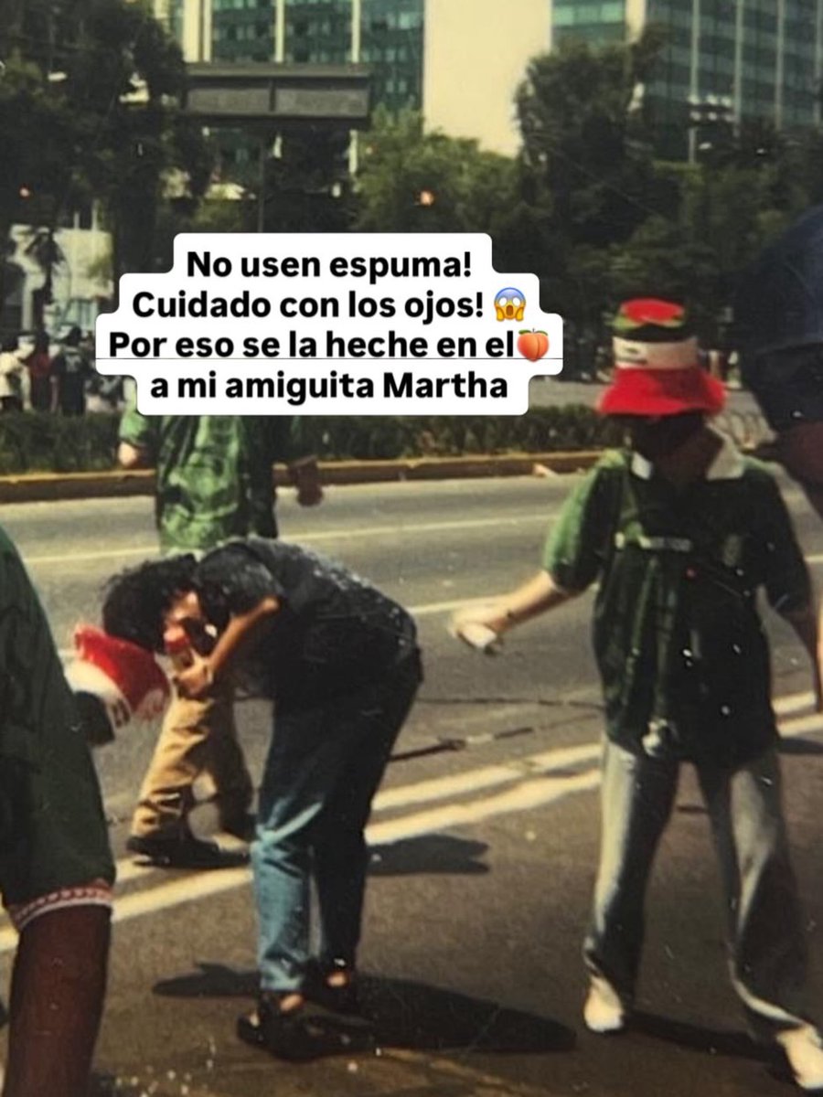 thalia's tweet photo. ¡Viva México SIEMPRE! 🇲🇽
Y sí! Nada como celebrar en el Ángel! ¡Imperdible! Una de las experiencias más maravillosas de mi vida! 

Y comparadas con las celebraciones de ahora, se ve rústica la de estas fotos del 98 😂😂😂

Pero mismas máscaras, misma espuma, camisetas y enjundia!

Y es que la felicidad de nosotros los mexicanos al celebrar juntos en el ángel , es inexplicable, solo se tiene que vivir para poder traducirla en palabras… sí se puede.

Viva México! 

AGOOOOOOOL A LA MEXICANA