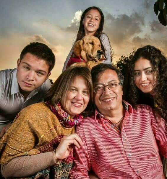 Maggi_122's tweet photo. Así llegó la pobre familia a la casa de Nariño 😎 y los mellizos 🤣
La nómina del cirujano plástico debió ser #Sabrosaaa https://t.co/ccSVio5bQU