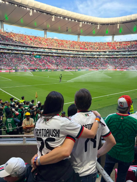 GPMorenaCdMex's tweet photo. 🍊⚽️¿Cuánto costó que @Chertorivski  asistiera a todos los partidos de México en el #Mundial ?  (¡¡Y LOS QUE FALTAN!!)

En la Ciudad de México, @ClaraBrugadaM  llevó el Mundial al pueblo: 48 puntos gratuitos, transporte extendido y artistas en cada festival. Sin boletos VIP. Sin vuelos de sede en sede.

En @PartidoMorenaMx , la austeridad no es slogan. Es gobierno.