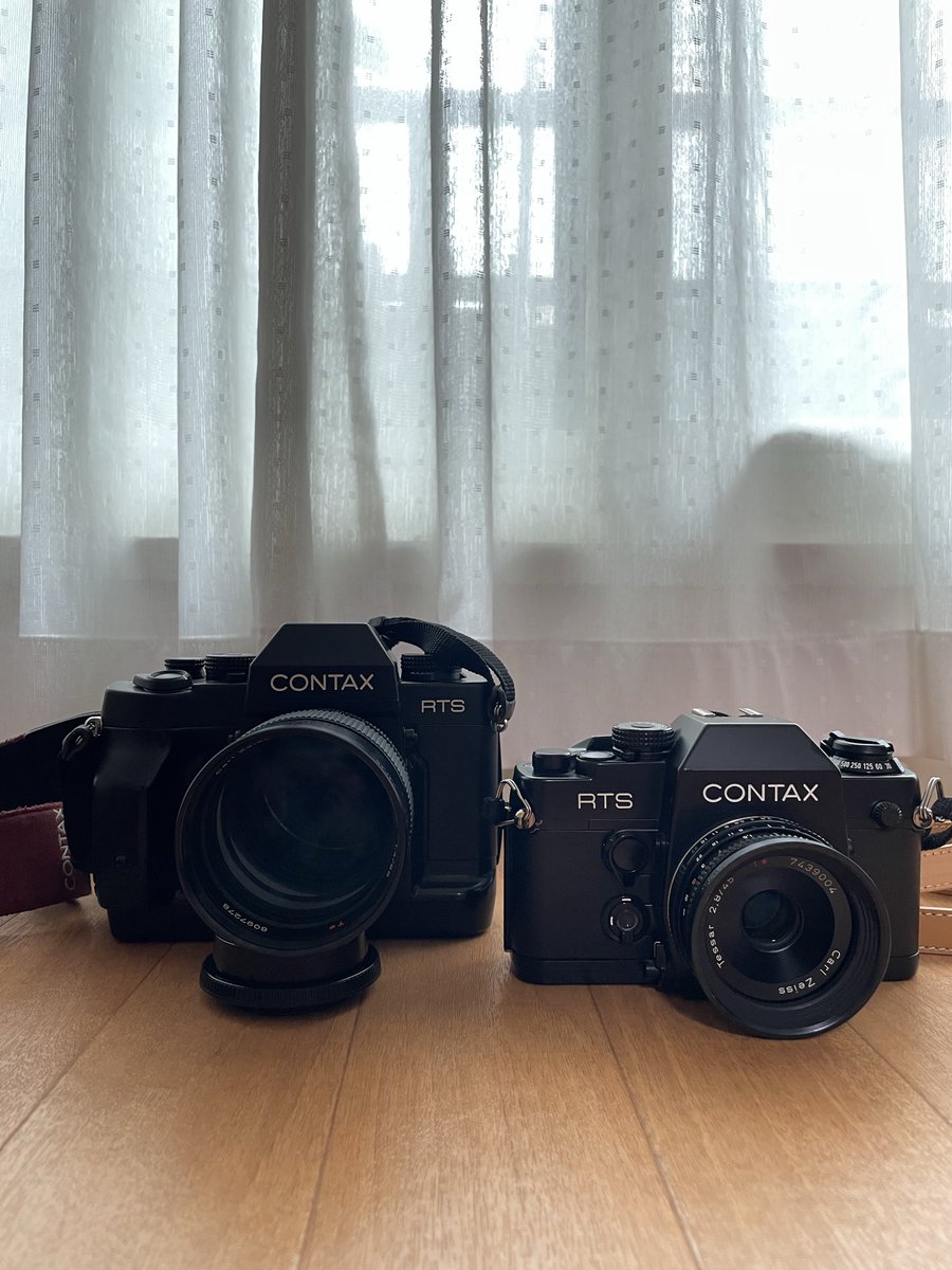 1971111540's tweet photo. CONTAX RTSⅡとⅢ。
CONTAXのzeissレンズもしばらく使ってなくてホコリ被ってた。
ゴメンね🙇‍♂️
綺麗にして電池入れて動かした。
フィルム入れて使わないとダメだね。

iPhone12 https://t.co/yY8TlpeSH4