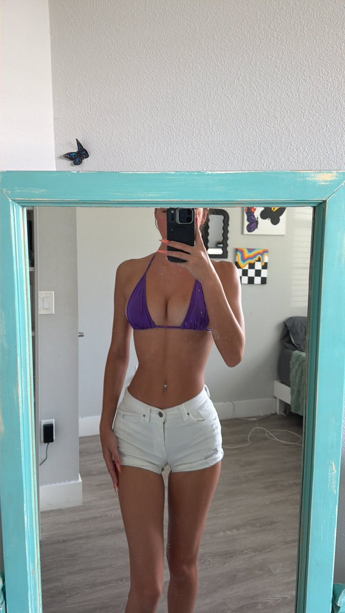 Keiralagoddess's tweet photo. Rt game for my white short obsessed freak: 
2/2/2 for 3 hours 
3 comment limit
Have fun losers 🤍 https://t.co/pYs3g2RKGj