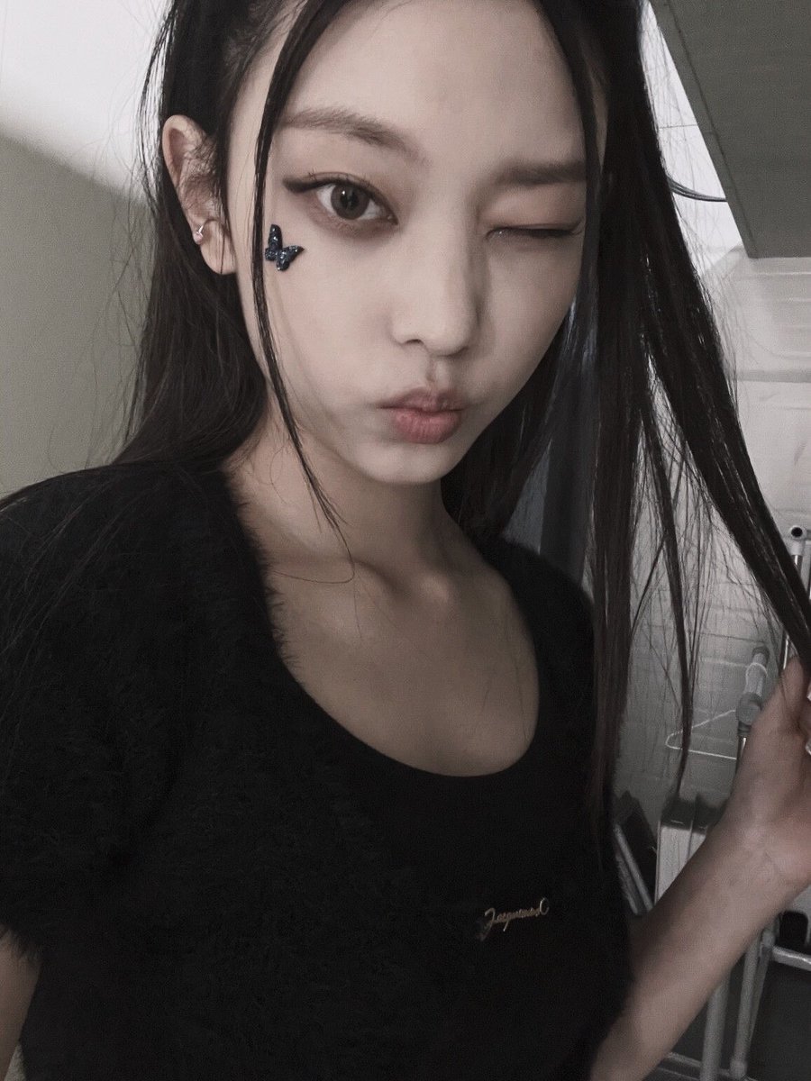Haerrin's tweet photo. “And that’s how I met my crush!” Said everyone who’s willing to keep their eyes lock on me from the very first time I appeared with this kind of beauty. Little did they know, I have the whole world charmed by me, planned in my hands. https://t.co/IclJDJfr7y