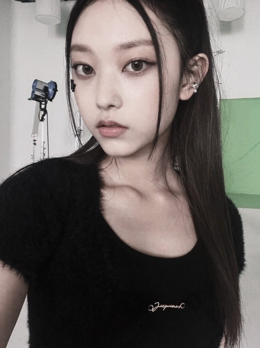 Haerrin's tweet photo. “And that’s how I met my crush!” Said everyone who’s willing to keep their eyes lock on me from the very first time I appeared with this kind of beauty. Little did they know, I have the whole world charmed by me, planned in my hands. https://t.co/IclJDJfr7y