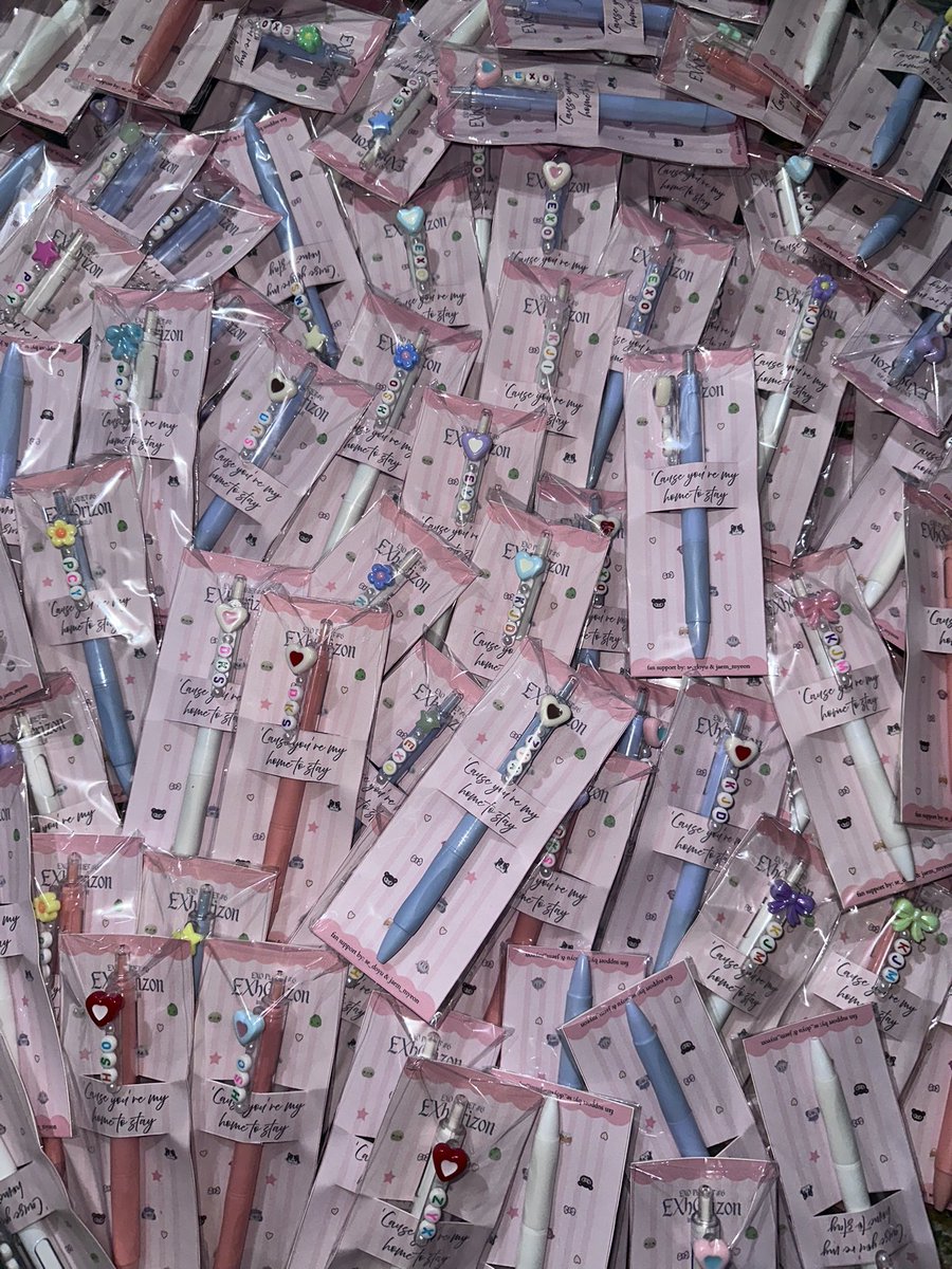 jaem_myeon's tweet photo. freebies are packed and ready!! 🥹✨

- limited qty
- open for trade

we’ll probably roam around Met Live &amp; MOA on both days to randomly give these.

see you, exo-ls! ♡ 

P.S we changed the notepads into customized pens 🙂

#EXO #엑소 #EXhOrizonInManila https://t.co/3X1BL1qY9b
