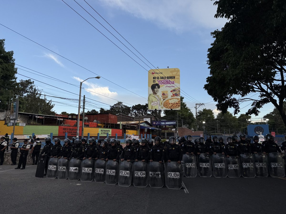 NeidaSolis_'s tweet photo. Mazariegos oficializó la usurpación de la rectoría hoy por la mañana. 

A esta hora estudiantes manifiestan frente la Universidad, un estudiante fue herido y cientos de policías resguardan la entrada de la Universidad. https://t.co/3EggMdnYip