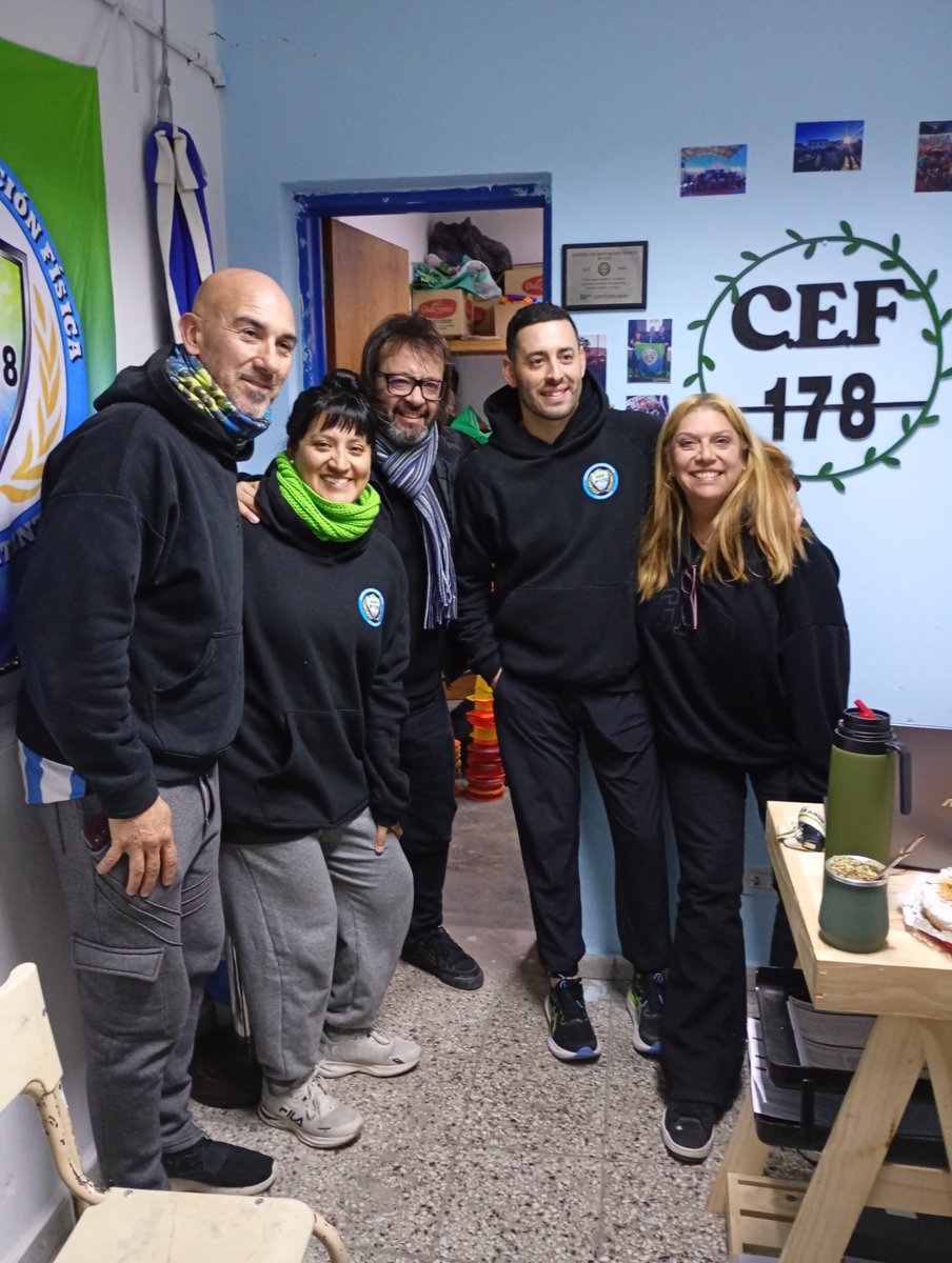 Leot14's tweet photo. ➡️Hoy visitamos los CEF 178 y 187 de📍La Matanza junto a sus equipos docentes, directivos e inspectores.
➡️Seguimos recorriendo el territorio Bonaerense💙, fortaleciendo la Educación Física, ampliando y garantizando derechos.
@Kicillofok @FerEspinozaOK
@magariovero @flaviaterigi https://t.co/bqfmS0KCyQ
