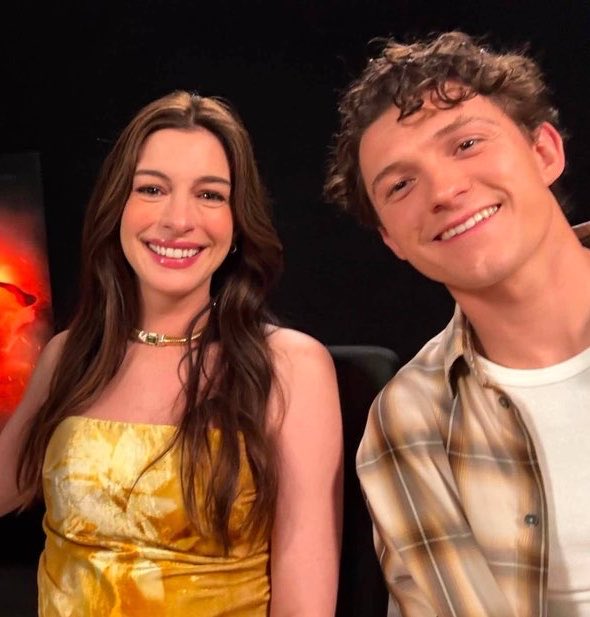 annehathaqay's tweet photo. the way they actually do look like mother and son im crying https://t.co/dDpYyzsFYZ