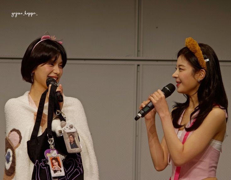 yejisusapphic's tweet photo. the topic is: how yejisu look at each other https://t.co/oIgWYPVvKe