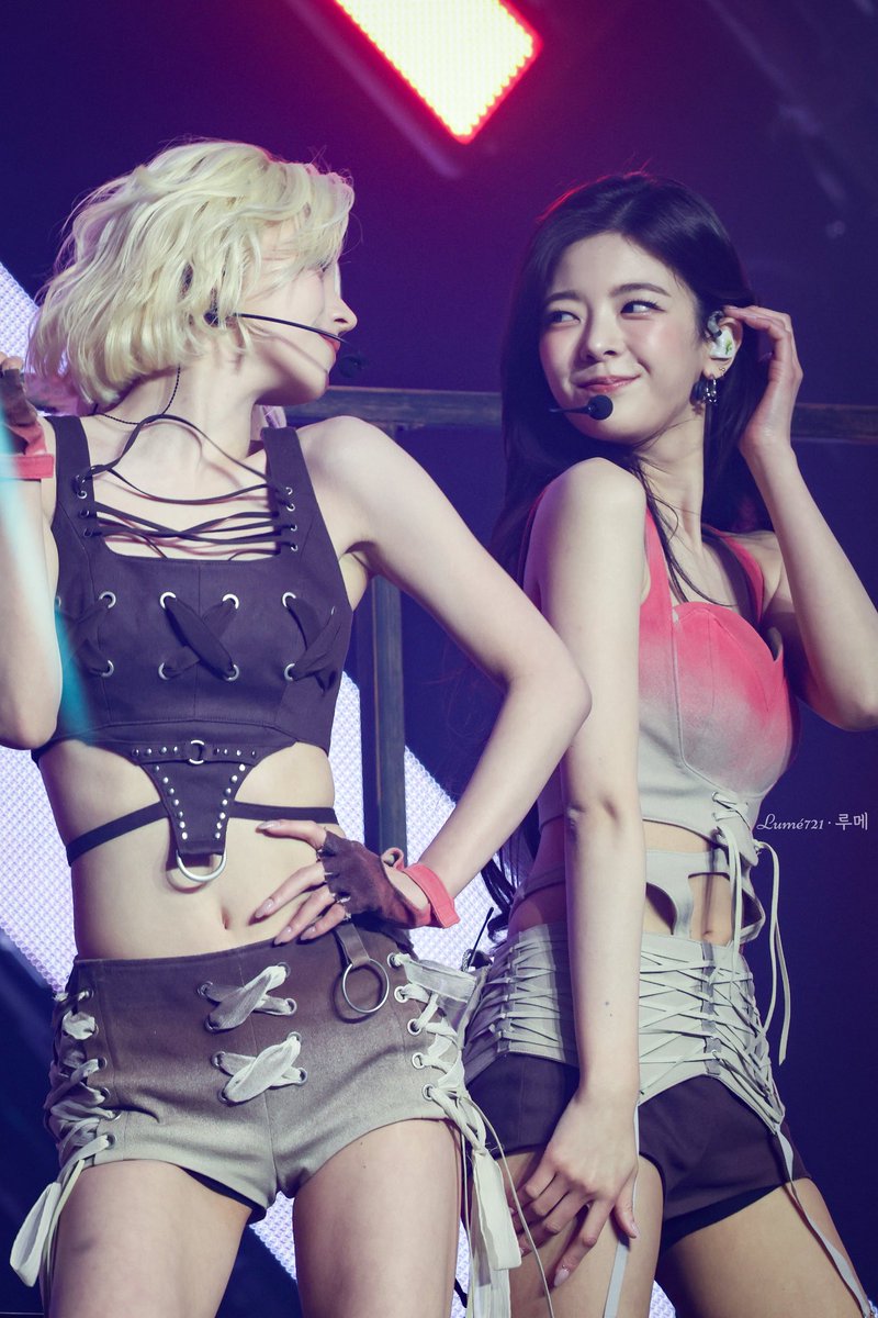 yejisusapphic's tweet photo. the topic is: how yejisu look at each other https://t.co/oIgWYPVvKe