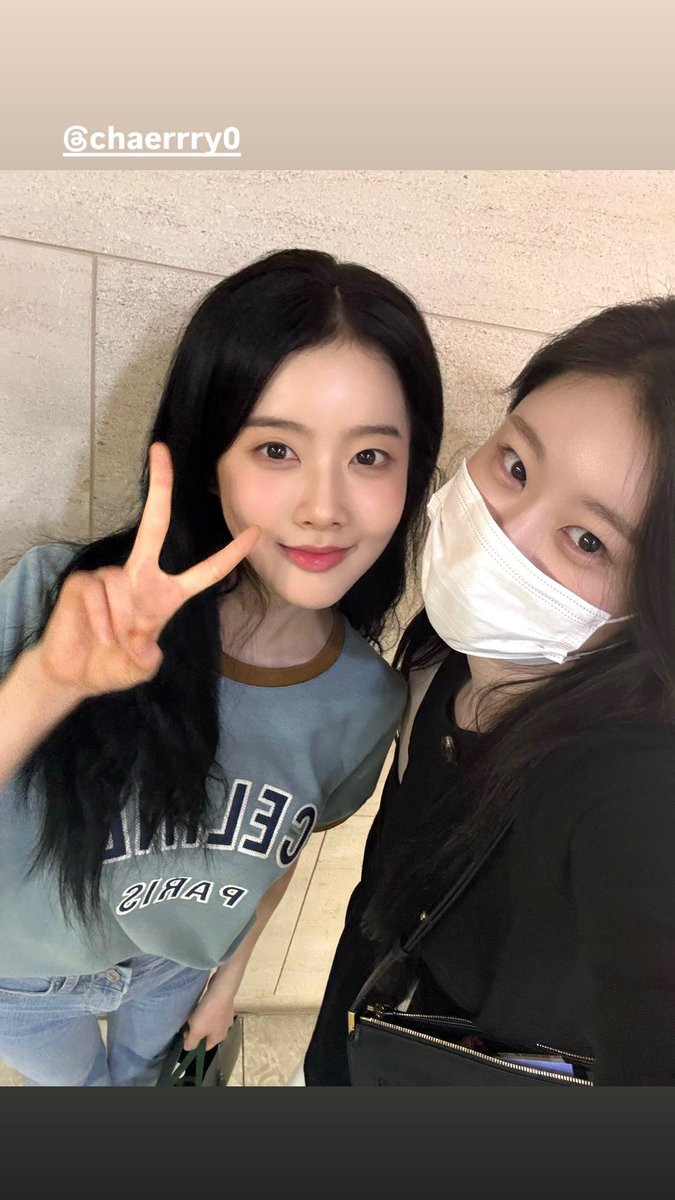 LCRuniverse's tweet photo. Sieun's insta story with Chaeryeong 🫶🏻 https://t.co/0h9HQuNxQC