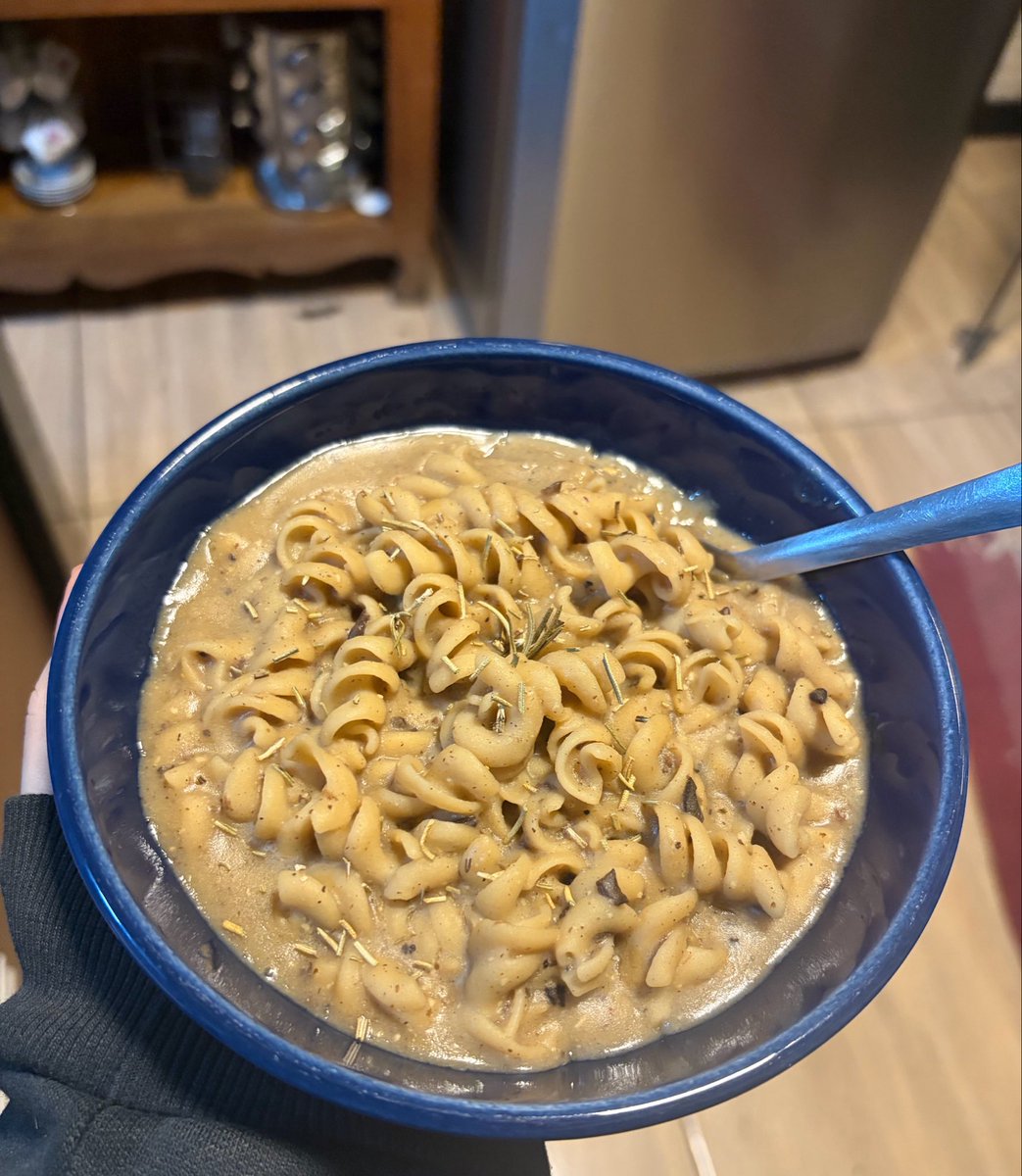 shb0yy's tweet photo. Mais de 400g de macarrão por 365kcal e 23g de prot. eu to literalmente chorando enquanto como de tão bom https://t.co/Onc6NVRyzK