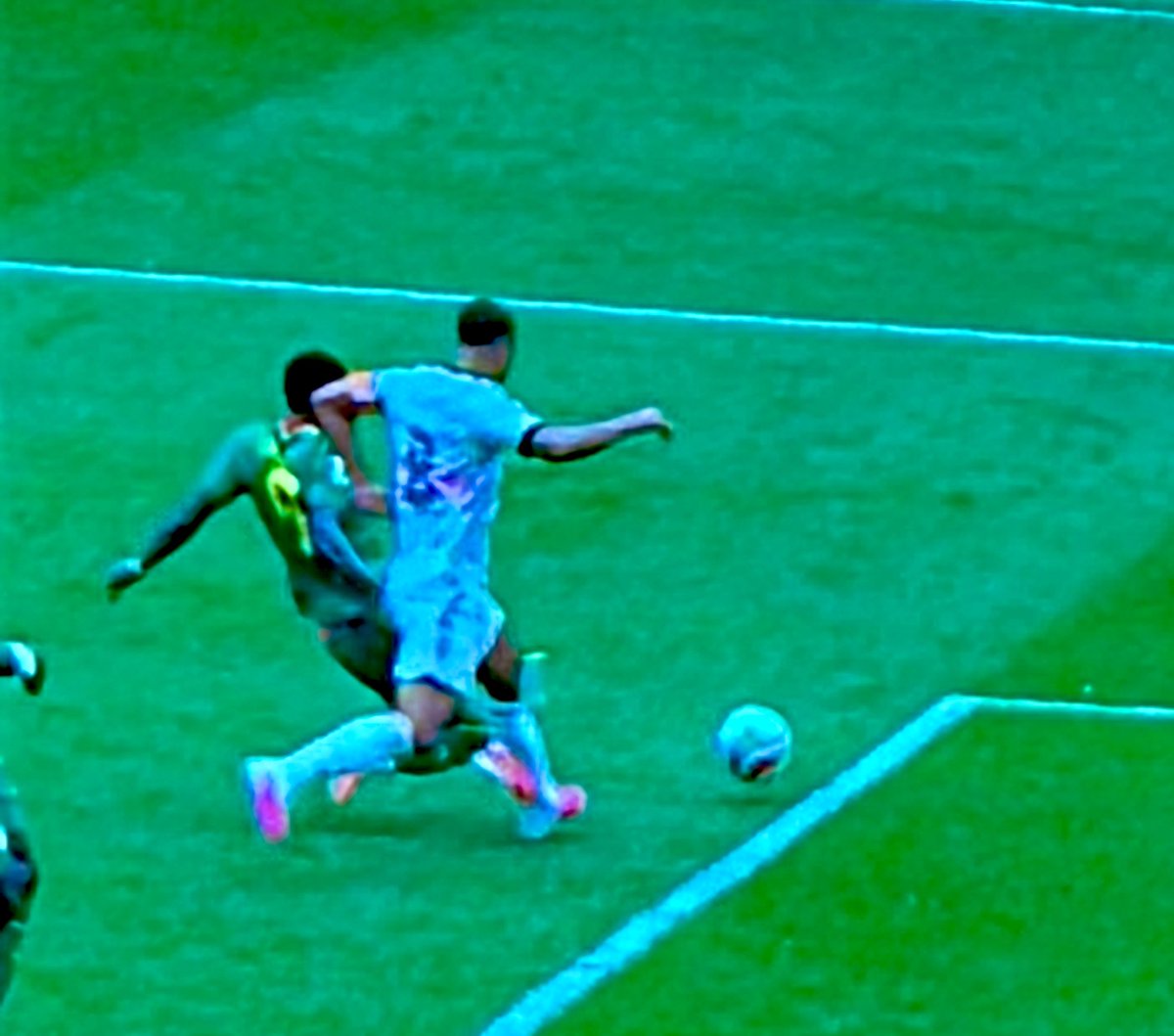 LemusteleSUR's tweet photo. El penal cobrado de Senegal a Bélgica y el penal no cobrado de Inglaterra a Gana. 

Dos criterios, el mismo continente perjudicado. https://t.co/rCCY5uLvwS