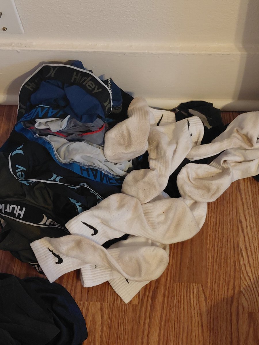 Ironeagle_505's tweet photo. Lots of hard, sweaty workouts in these! Who's wants a sniff? 🥴🧦👃🏽 #bi #gaysocks #Nike #Hurley https://t.co/9y1knx1MUL