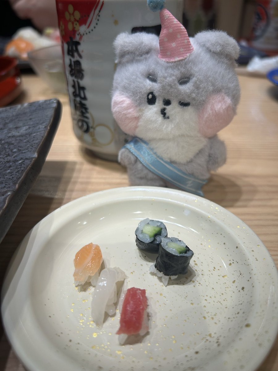 gunwooknumachan's tweet photo. もの凄く「かわいい」事がありました🥹❤️

お休みだった日。
遠出して行きたかったカフェへ🍈
そのカフェも可愛かったんやけども

カフェの後にお寿司に行った時の事

大将が‼️無言でコレを‼️
ミニミニ寿司🍣

ゴニニ、お寿司もらいました🍣

追加で鉄火巻き頼んだらそこにも❣️
可愛すぎる❤️ https://t.co/Im4qgrnwMN