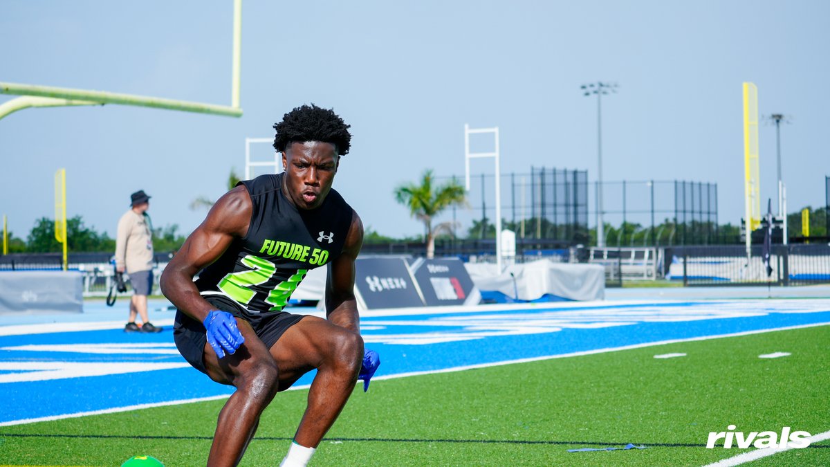 TheBigSpurOn3's tweet photo. South Carolina got a no-brainer, elite talent at a high-value position in Josh Dobson, writes @jcshurburtt 

-Dobson runs a 10.4-second 100-meter, so he's clearly fast, but it's how he uses that speed that makes him special.

-There were tons of people involved at Carolina that deserve credit for landing Dobson.

-There was not a lot of concern on the part of South Carolina that they would not land him in the end, but obviously they knew they had to battle.

READ: https://t.co/C2b4xdC3RT