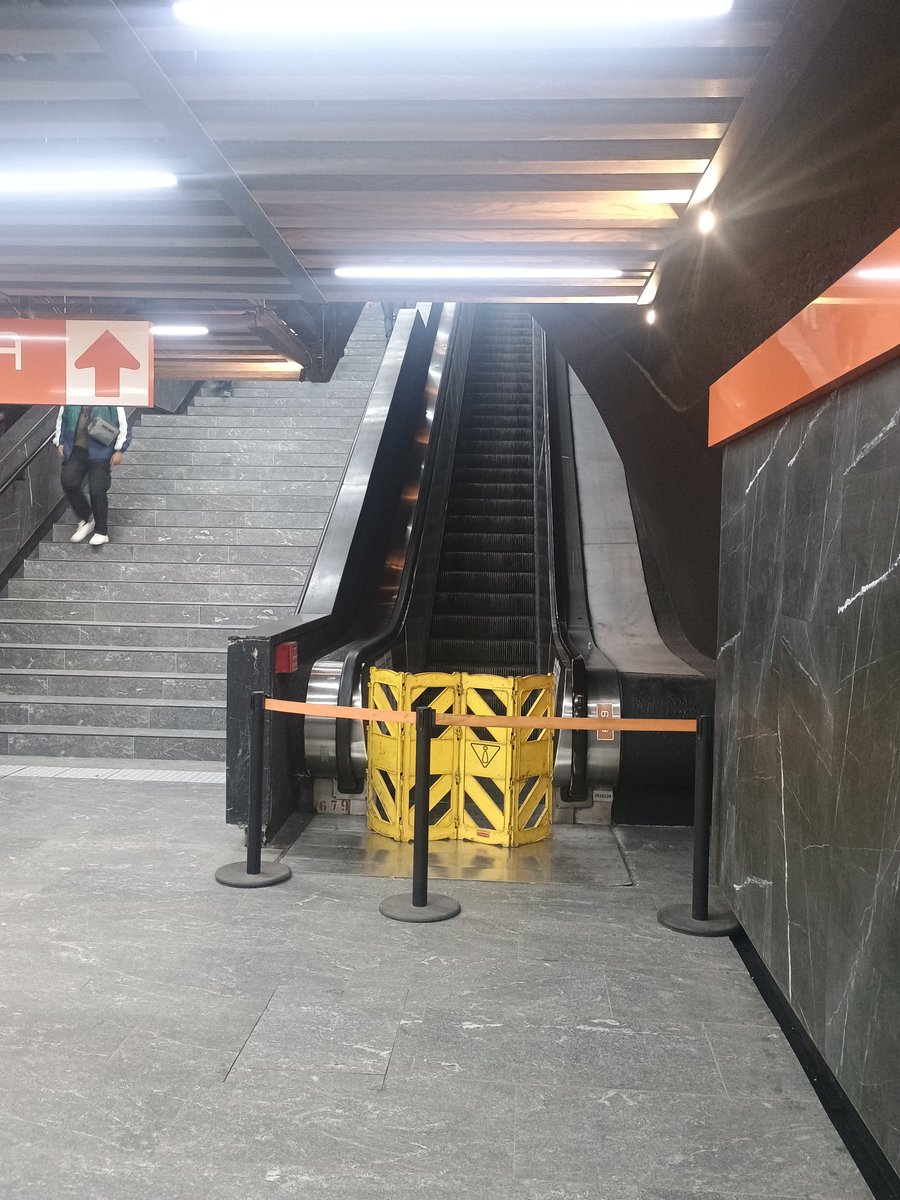 Job10308735's tweet photo. @AdrianRubalcava @ClaraBrugadaM @MetroCDMX  tantos recursos en remodelar, mejor hubieran usado ese dinero para comprar nuevas escaleras en estación auditorio. https://t.co/AQAhacVdfo