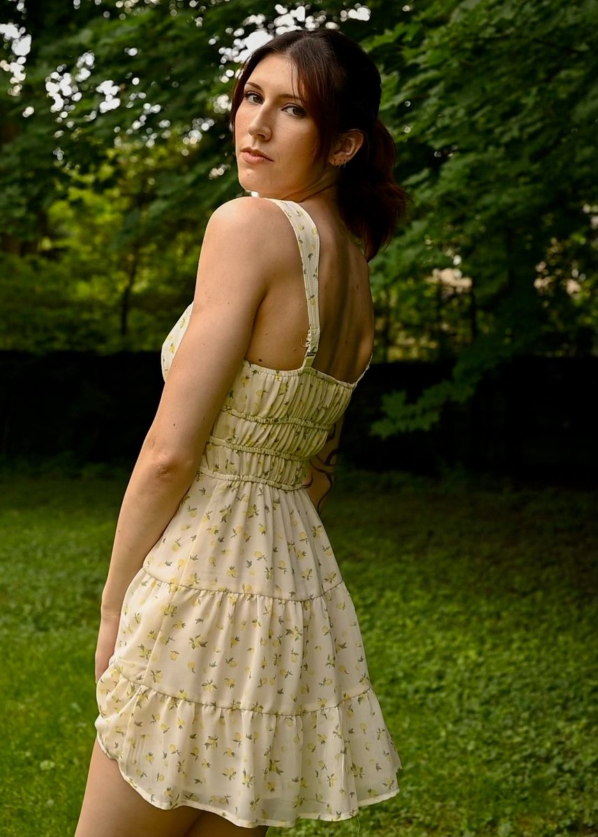 IslaSpecter's tweet photo. I love sundresses season ☀️ https://t.co/fNs2qJZCFS