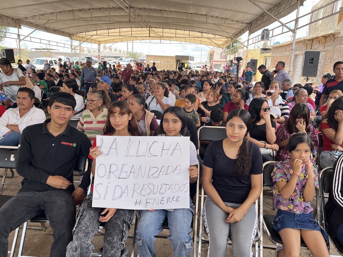 FNERRR26's tweet photo. Después de muchas manifestaciones de Estudiantes adheridos a la  Federación Nacional de Estudiantes Revolucionarios Rafael Ramírez - Oficial  maestros y padres de familia, hoy con la presencia del Gobernador de Durango el Dr. Esteban Villegas 

https://t.co/Z7kg550KCg https://t.co/qU5jAWQWBu