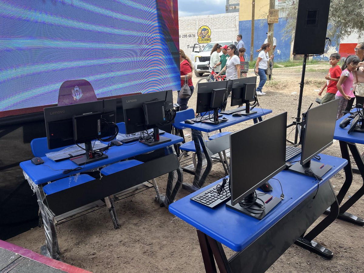 FNERRR26's tweet photo. Gracias a las gestiones de nuestro Movimiento Estudiantil la Federación Nacional de Estudiantes Revolucionarios Rafael Ramírez - Oficial nos entregaron 48 computadoras 🖥️ para la Secundaria Federico Engels y La Primaria Unión, Fraternidad y Lucha. 

#SomosFNERRR 🔥👊🏼🥳 https://t.co/bTOgEuPOox
