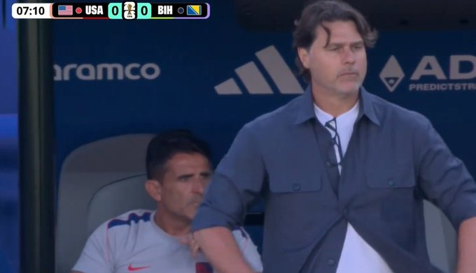 futboltrotters's tweet photo. Como viene siendo costumbre en este Mundial, Pochettino está vestido otra vez como si saliera de su trabajo en el taller mecánico para asistir al juego de baseball de su hijo Billy. Partido que, como siempre, no terminará viendo porque entrará al bar de Danny para emborracharse. https://t.co/Pe5tDf3msh