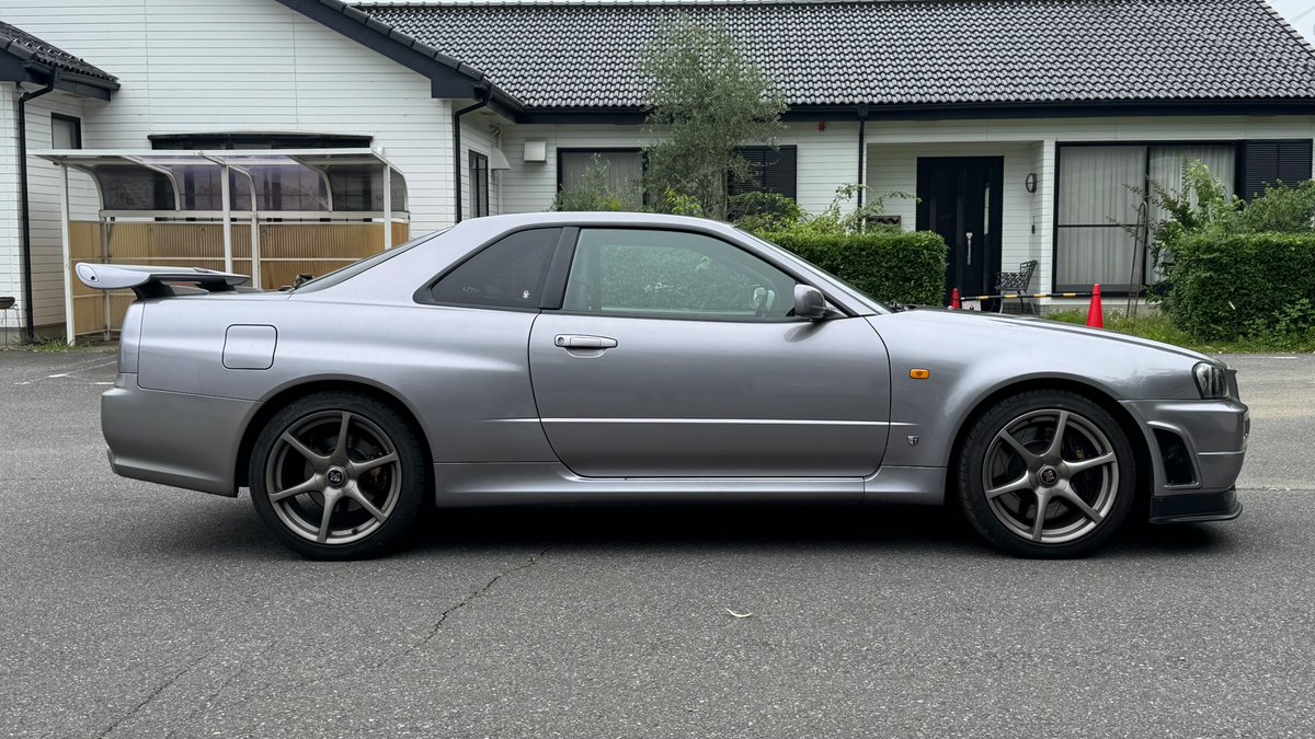 Aracan_Co_Ltd's tweet photo. ✨ カババ注目！おすすめ車両 ✨
━━━━━━━━━━━━━━
🚘 日産 スカイラインGT-R 2.6 4WD（R34）
━━━━━━━━━━━━━━

💡 市場最安値！類似車両より240万円安い！
新車ワンオーナー×ガレージ保管×サーキット未走行のフルチューンR34がこの価格！

アスリートシルバー×東名ピストン×HKS 2530ツインタービンの
RB26の理想を形にした
奇跡のワンオーナー個体がカババに登場🏆

━━━━━━━━━━━━━━
💰 本体価格：1,950万円
📅 2000年式
🛣️ 走行距離：4.5万km
🔑 車検：2028年7月まで
━━━━━━━━━━━━━━

✅ 東名鍛造ピストン／HKS 2530ツインタービン＆カムシャフト／SARD 720cc大容量インジェクター
✅ AP 6PODキャリパー×356mmディスク／NISMOツインプレートクラッチ／ローレシオデフ
✅ 新車ワンオーナー／修復歴なし／禁煙車／ガレージ保管／サーキット未走行
✅ 6MT／ロールケージ（乗車定員変更なし）／NISMO ホワイトパネルメーター＆MFD

🚗 車両詳細はこちら
https://t.co/fQPYJxvEoS

#日産 #NISSAN #スカイラインGTR #R34 #RB26 #カババ #車売ります