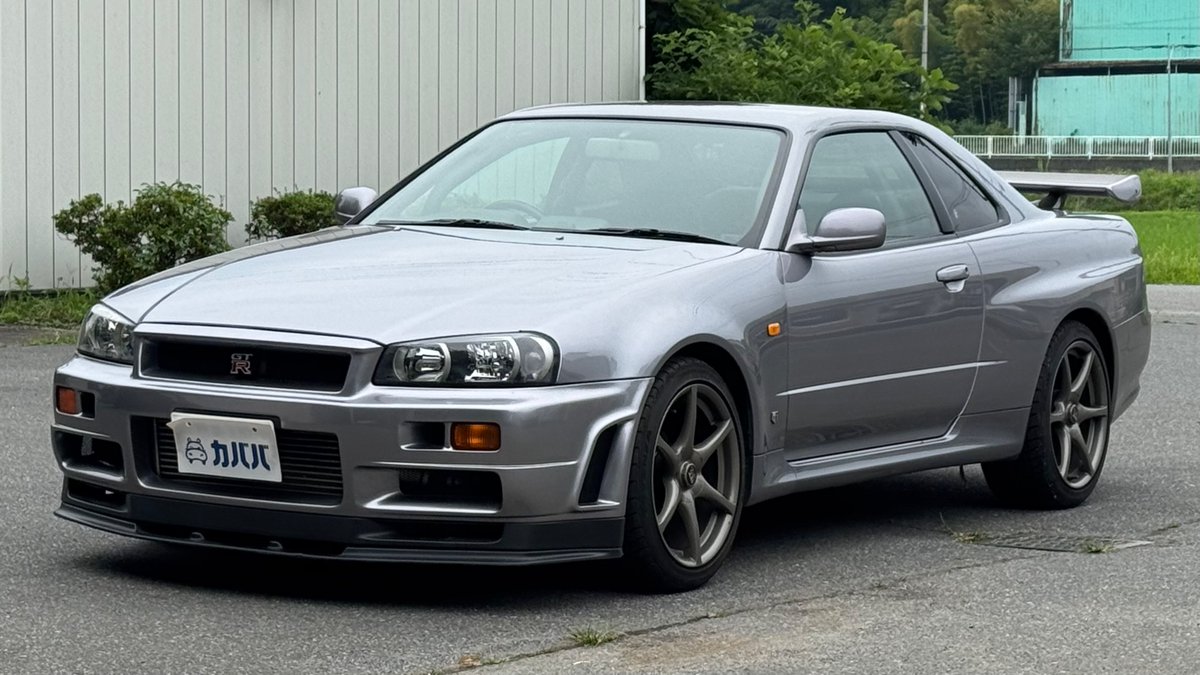 Aracan_Co_Ltd's tweet photo. ✨ カババ注目！おすすめ車両 ✨
━━━━━━━━━━━━━━
🚘 日産 スカイラインGT-R 2.6 4WD（R34）
━━━━━━━━━━━━━━

💡 市場最安値！類似車両より240万円安い！
新車ワンオーナー×ガレージ保管×サーキット未走行のフルチューンR34がこの価格！

アスリートシルバー×東名ピストン×HKS 2530ツインタービンの
RB26の理想を形にした
奇跡のワンオーナー個体がカババに登場🏆

━━━━━━━━━━━━━━
💰 本体価格：1,950万円
📅 2000年式
🛣️ 走行距離：4.5万km
🔑 車検：2028年7月まで
━━━━━━━━━━━━━━

✅ 東名鍛造ピストン／HKS 2530ツインタービン＆カムシャフト／SARD 720cc大容量インジェクター
✅ AP 6PODキャリパー×356mmディスク／NISMOツインプレートクラッチ／ローレシオデフ
✅ 新車ワンオーナー／修復歴なし／禁煙車／ガレージ保管／サーキット未走行
✅ 6MT／ロールケージ（乗車定員変更なし）／NISMO ホワイトパネルメーター＆MFD

🚗 車両詳細はこちら
https://t.co/fQPYJxvEoS

#日産 #NISSAN #スカイラインGTR #R34 #RB26 #カババ #車売ります