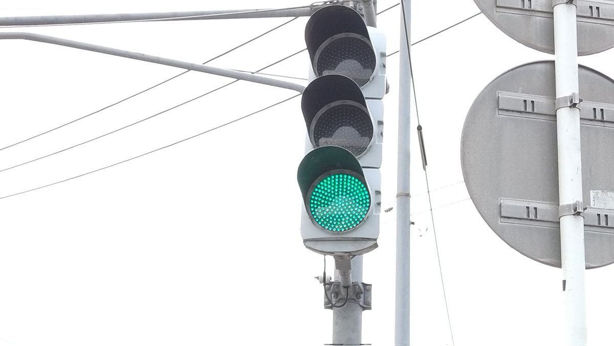 ちなみに、この交差点の縦型はもう1基あり、信号電材の薄型 素子式LED