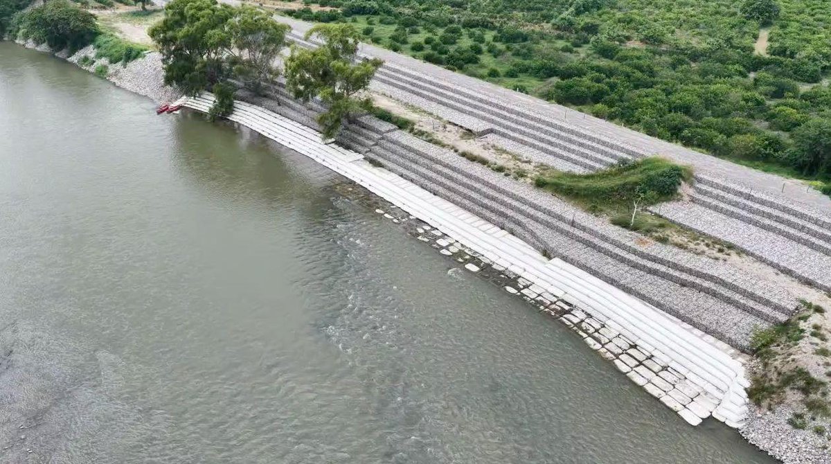 conagua_mx's tweet photo. Las obras de protección en ríos, salvan vidas. 

Con una inversión cercana a 700 millones de pesos, el @GobiernoMX concluyó la segunda etapa de los bordos de protección en el río Bobos, beneficiando a las comunidades de Misantla y Martínez de la Torre y fortaleciendo su resiliencia ante lluvias extremas.

Más información: https://t.co/PAlLgpmaUL