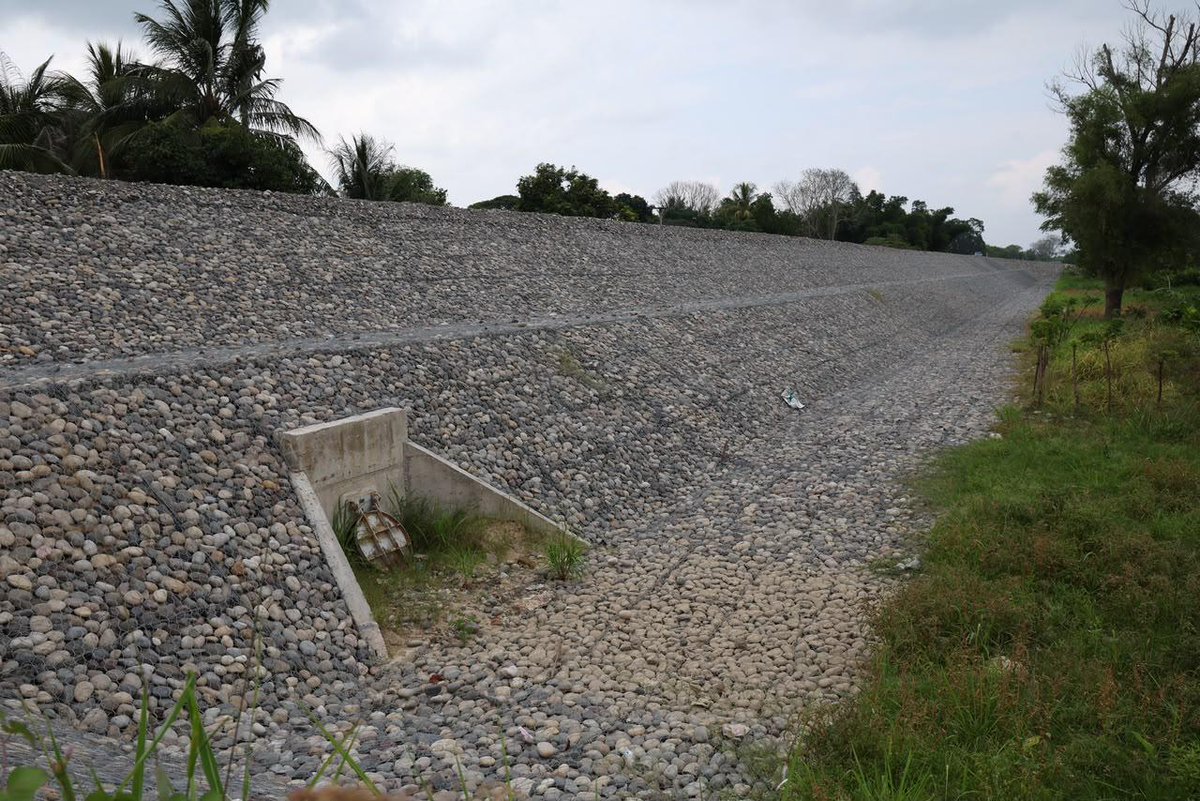 conagua_mx's tweet photo. Las obras de protección en ríos, salvan vidas. 

Con una inversión cercana a 700 millones de pesos, el @GobiernoMX concluyó la segunda etapa de los bordos de protección en el río Bobos, beneficiando a las comunidades de Misantla y Martínez de la Torre y fortaleciendo su resiliencia ante lluvias extremas.

Más información: https://t.co/PAlLgpmaUL
