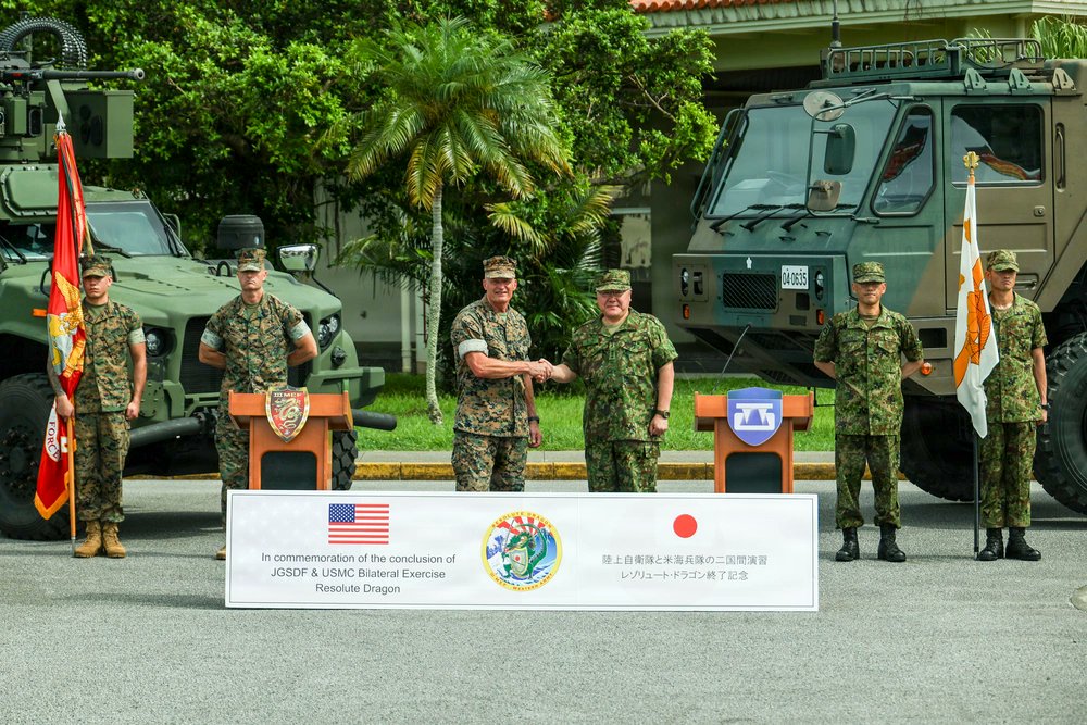 USFJ_J's tweet photo. 6月30日、米海兵隊と陸上自衛隊による演習 #レゾリュート・ドラゴン26 の訓練終了式が行われました。本訓練は、第3海兵遠征軍に所属する米海兵隊員及び自衛隊の隊員による指揮統制能力とマルチドメイン機動能力を強化することを目的としており、特に重要な海上地形の制圧と防衛に重点を置いています。 https://t.co/pjadKwMh6y