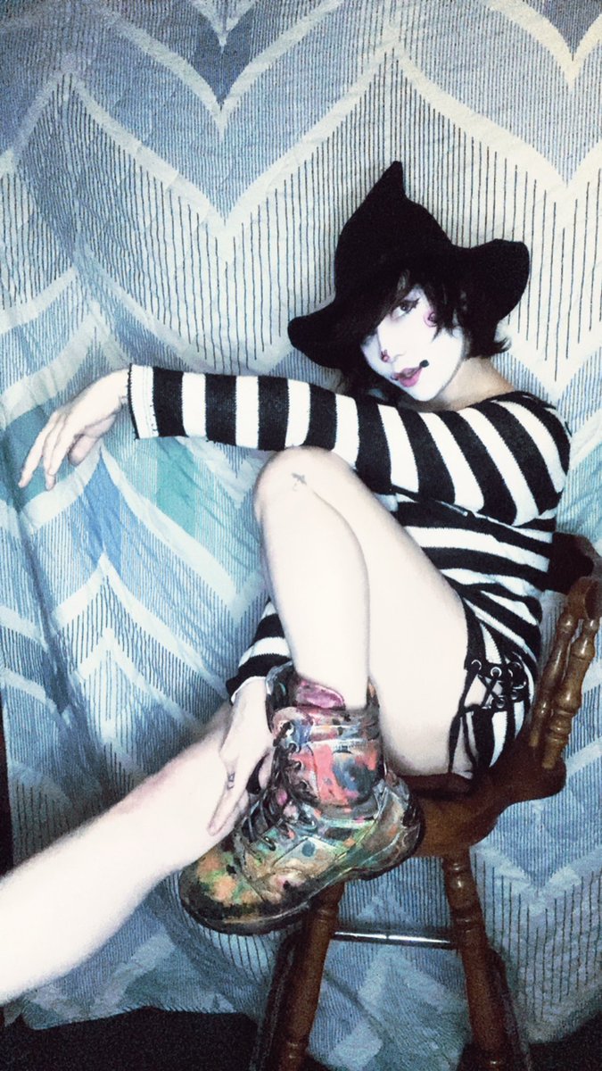 Clown_Skid's tweet photo. I have no pantz :3
Link in bio to see a fuck lot more.
#twink #pinup #emo #clown #clowning #clowns #goth #witch #afab #afabtwink #tboy #boots https://t.co/ImFQEAQ7Wz