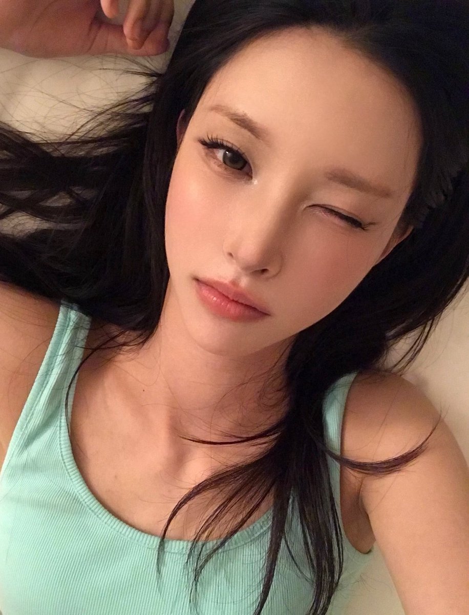 hoomju's tweet photo. i cant stop thinking about this yunah https://t.co/szPhmLpNLU