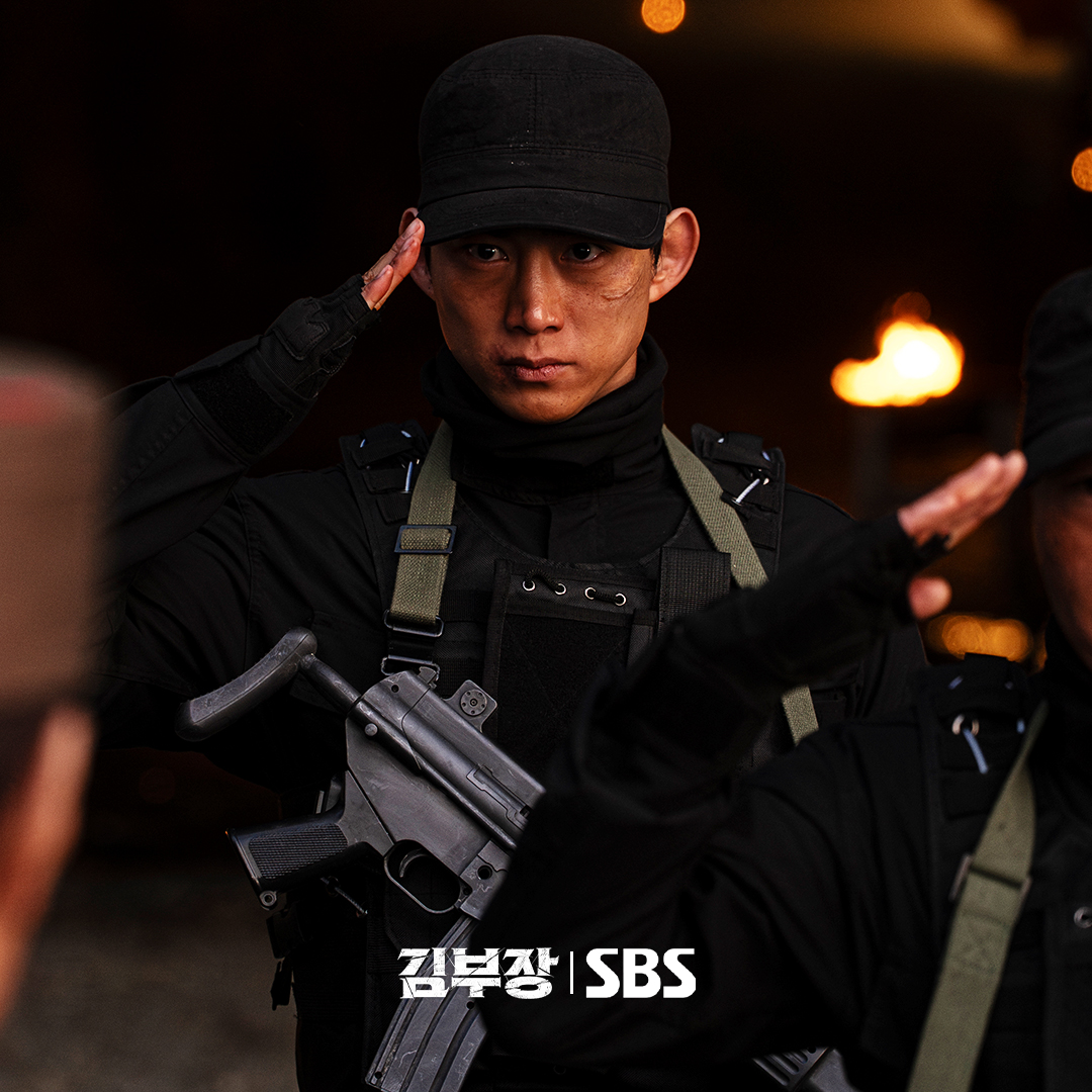 SBSNOW's tweet photo. 야성미 풀장착한 김부장의 특급 지원군 옥택연💥
과연 두 사람에겐 어떤 과거가 숨겨져 있을까?

SBS 금토드라마 <김부장>
☞ [금,토] 밤 9시 50분

#SBS금토드라마 #김부장
#AgentKimReactivated
#소지섭 #최대훈 #윤경호 https://t.co/vTS7fPru7p