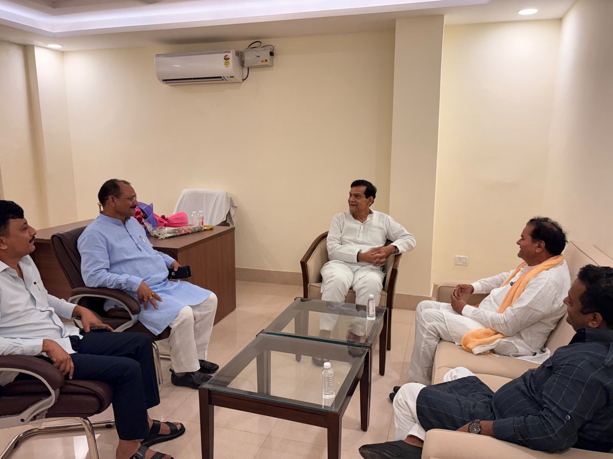 rishikantraibjp's tweet photo. कल जनपद मऊ में नवनियुक्त क्षेत्रीय अध्यक्ष बड़े भाई आदरणीय श्री विनोद राय जी के साथ उत्तर प्रदेश सरकार के लोकप्रिय मंत्री बड़े भाई आदरणीय श्री एके शर्मा जी से  स्नेहील मुलाकात
साथ में छोटे भाई  श्री दीपक राय जी, श्री दीपू राय जी
#rishikantrai #rishikantraibjp
#upcsff #HumaraUP https://t.co/bUW4754oPV
