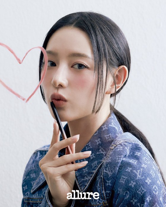 kjwbase's tweet photo. Kim Jiwon looks absolutely stunning for Allure Korea. https://t.co/njNZSDIgPm