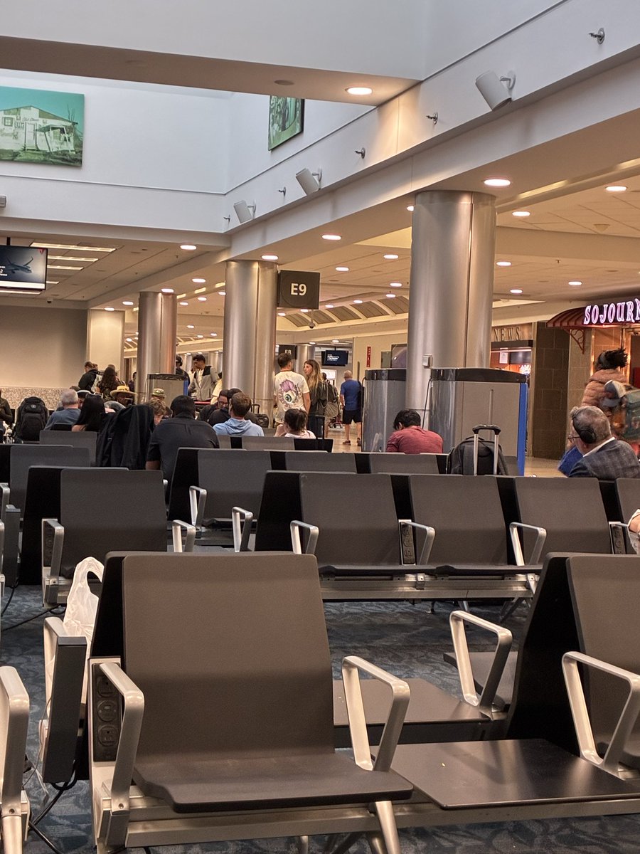equnwang's tweet photo. @ATLairport Hi, please adjust your clock at gate E9. It’s one hour off and is very misleading. Thank you. https://t.co/XeUVmhXGUy