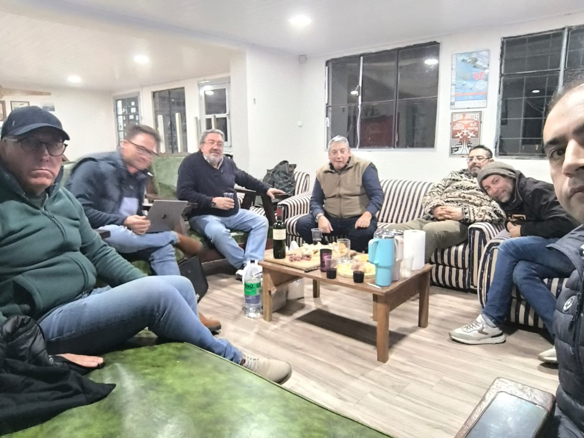 PajaroEnciso's tweet photo. Despedimos en su último día de funcionario municipal al amigo Mario Varela, luego distendida reunión con el Centro de Aviación de Florida, planificando actividades! https://t.co/rKYii9Alha