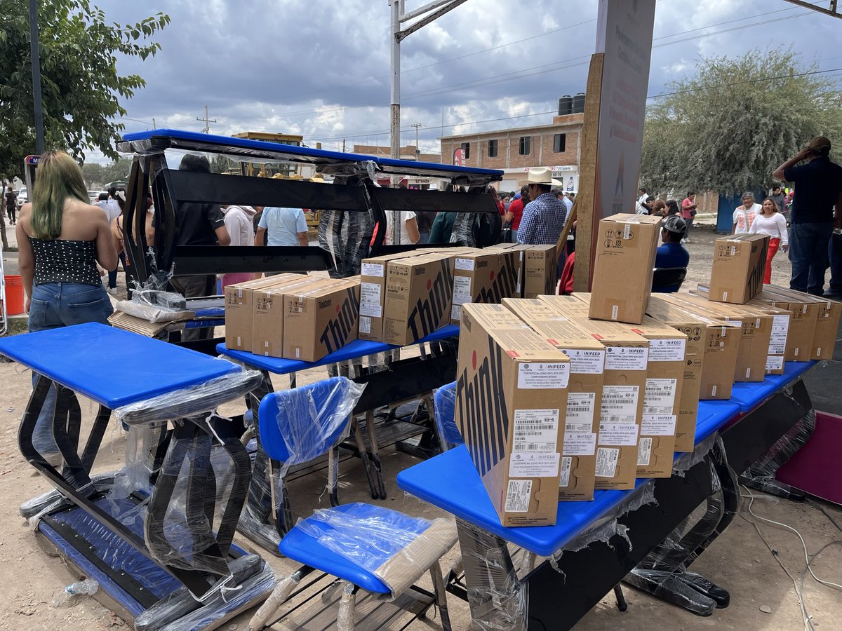 FNERRR26's tweet photo. ¡¡ La lucha organizada sí da resultados !! 

Hoy nos entregaron 100 mesas y 200 bancas en beneficio de más de 300 estudiantes del Telebachillerato Cristóbal Colón, queremos felicitar a todos los fenerianos por su disposición.. 

https://t.co/jtLyGmtuAr https://t.co/0crwLzT4tQ
