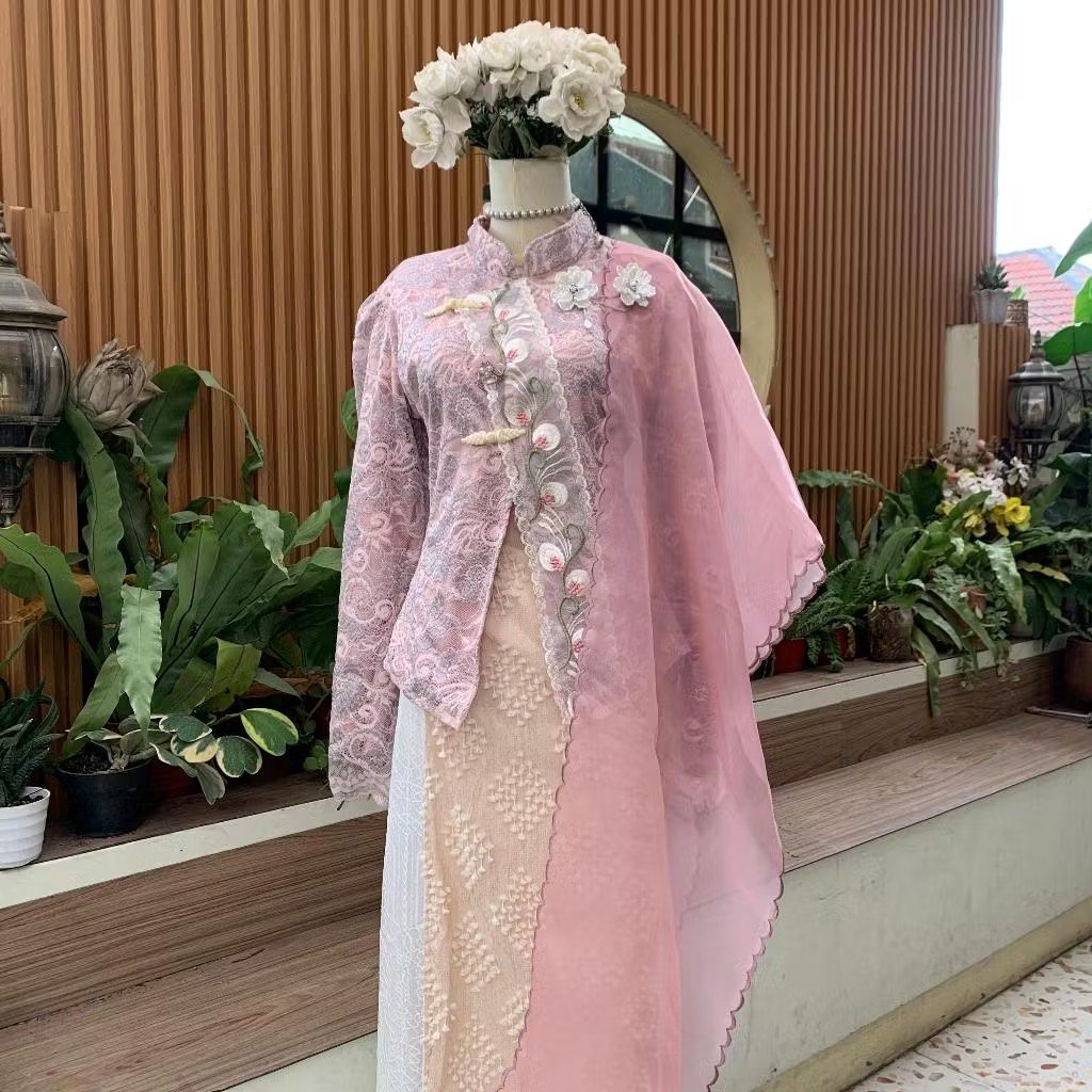 PickYourCat's tweet photo. Kebaya janggan yang cantik-cantik buat wisuda, engagement, dll gini tu ternyata ril dijual ready stock ya. Kukira harus PO atau war pas lagi open order😆 Nih kuspill mumpung ready stock  https://t.co/D6UHO397V7 https://t.co/ZqyeeMOF8i