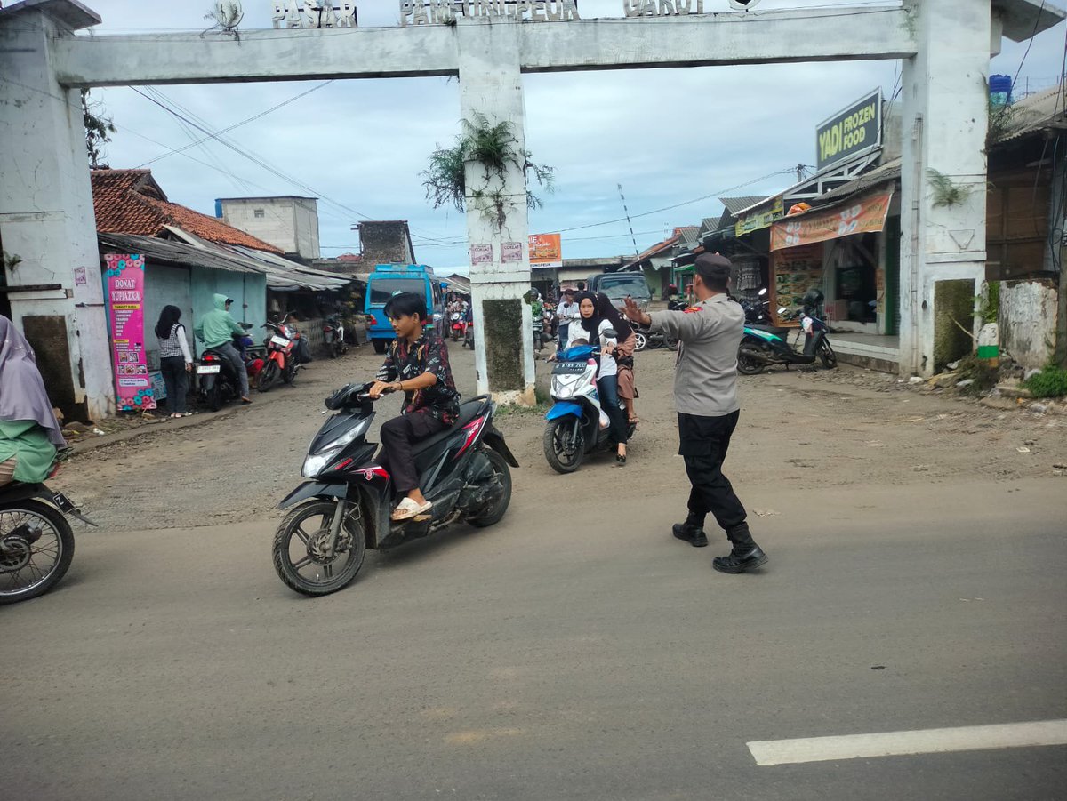 POLSEKPAMEUNGP6's tweet photo. PENGATURAN ARUS LALU LINTAS RAWAN PAGI DIWILKUM POLSEK PAMEUNGPEUK POLRES GARUT

#POLRIUNTUKMASYARAKAT https://t.co/gHw438vNh9