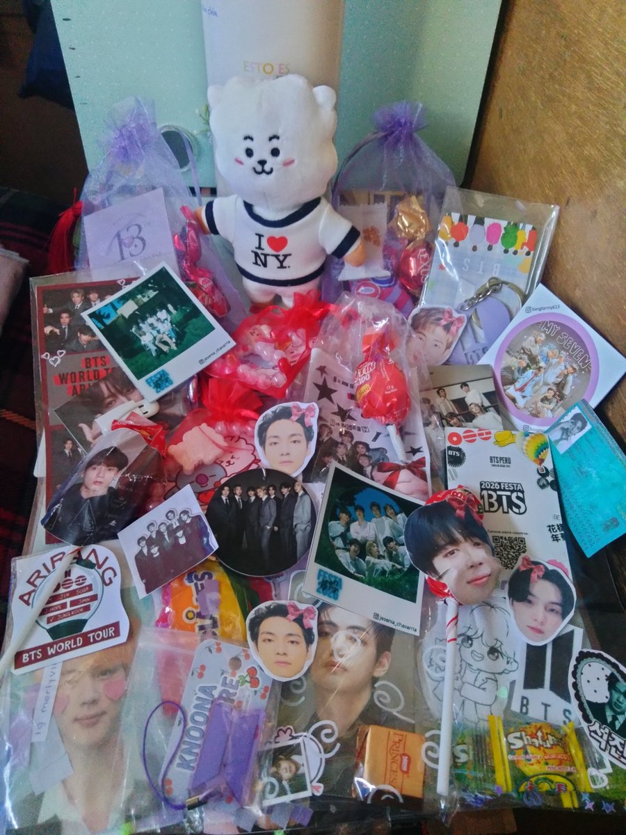 geral_din02's tweet photo. Hello 👋🏻 Estos son los los #freebies que recibí en el #BTSFesta2026 🇵🇪🎉 Creo que la mayoría se mueve más en Instagram que en Twitter, pero igual dejo constancia por si alguien anda en estos lados 🫣 Ahora a prepararse para octubre 💪🏻 https://t.co/zrxrXEhMCA