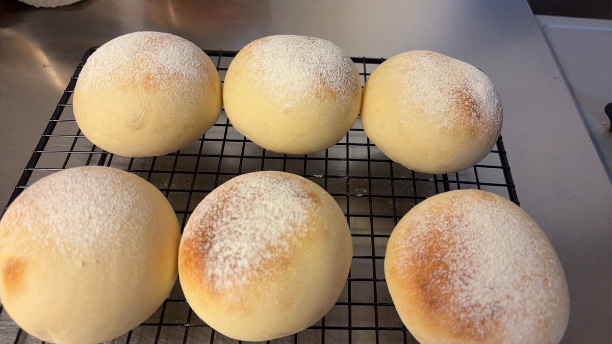 m335o's tweet photo. パン焼けました🍞
ハイジの白パンのはずが、ちょっと焼き色ついてしまった💦 https://t.co/jYxHcWy82A