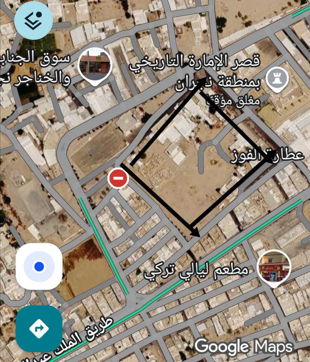 alnjrani_r's tweet photo. بعد جمع الأدلة والوثائق عن أول قصر بني لإمارة منطقة نجران عام ١٣٥٣هـ  والذي لايزال موقعة وماتبقي من آثاره شاهد للعيان ويحده من الغرب جامع الحسن بن علي رضي الله عنه وسوق الخناجر الشعبي وشرقاً منه قصر الإمارة القائم حالياً المسمى قصر  #أبا_السعود 
قال تركي الماضي في مذكراته عندما عُينت من جلالة #الملك_عبدالعزيز أميراً لمقاطعة #نجران 
وصلت إليها في تاريخ ٢٧ / صفر / ١٣٥٧هـ
ا��موافق إبريل من عام ١٩٣٨م
وبعد قدومنا بنحو سنتين (اي عام ١٣٥٩هـ) 
وجدنا بأن السوق خال من البنايات التي تصلح للسكن وكذلك ليس به من الدكاكين إلا مقدار نحو ثلاثة أو أربعة دكاكين  والسوق عبارة عن أرض صحراوية يرتادها الأهالي والبوادي والوافد من أهالي #اليمن وغيرهم في يوم الإثنين والخميس من كل أسبوع 
فبادرنا بتخطيط الأراضي وقمنا بتوزيعها على المستحقين الراغبين وشرعوا في البناء وكثرت المساكن والدكاكين بنحو ستمائة دكان وثلاثة مساجد وأربعمائة دار وقد زادت الحركة وتكّون من ذلك مدينة لابأس بها ثم أزدادت الحركة التجارية بعد أن أستمر ورود السيارات من #مكة و #الرياض 
محملة بالبضائع والأطعمة وكانت السيارات لاترد إلى #نجران 
( وقد قمنا بتأسيس قصر الإمارة الجديد في عام ١٣٦١هـ وانتهى البناء منه في نهاية عام ١٣٦٢هـ حيث أن القصر الأول قد خرب ولم يعد صالحاً للسكن ) 
فالشاهد أن الأمير تركي الماضي زاول عمله في القصر الأول منذو قدومه حتى انتهاء العمل من بناء القصر الثاني نهاية عام ١٣٦٢هـ لمدة خمس سنوات 
وقد أرفقت صور��ين للقصر وصورة أخرى لموقعه الحالي عن طريق قوقل إرث 
فالصورة الأولى كانت بعدسة #فيلبي سنة ١٣٥٥هـ وقد عالجتها بالذكاء الاصطناعي لتكون أوضح 
والصورة الثانية من تصويري 
و يلاحظ في الصورتين هيئة الجبل وشكله وذلك دلالة على الموقع 
#نجران_الآن