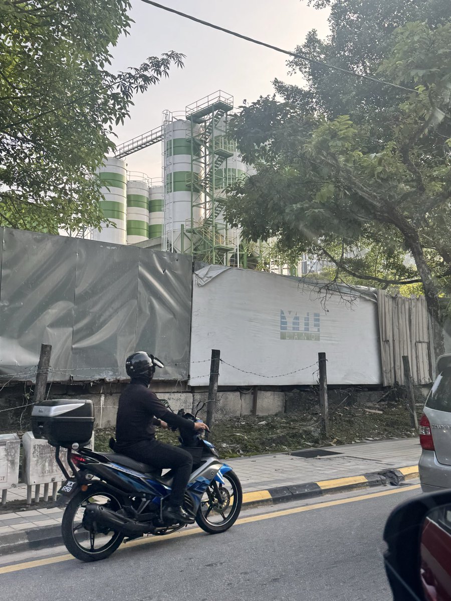 sangratu18's tweet photo. Batching plant di tengah-tengah bandar. Langgar syarat guna tanah. Begitulah… MADANI ❤️ YTL. https://t.co/FRfwakBvSI