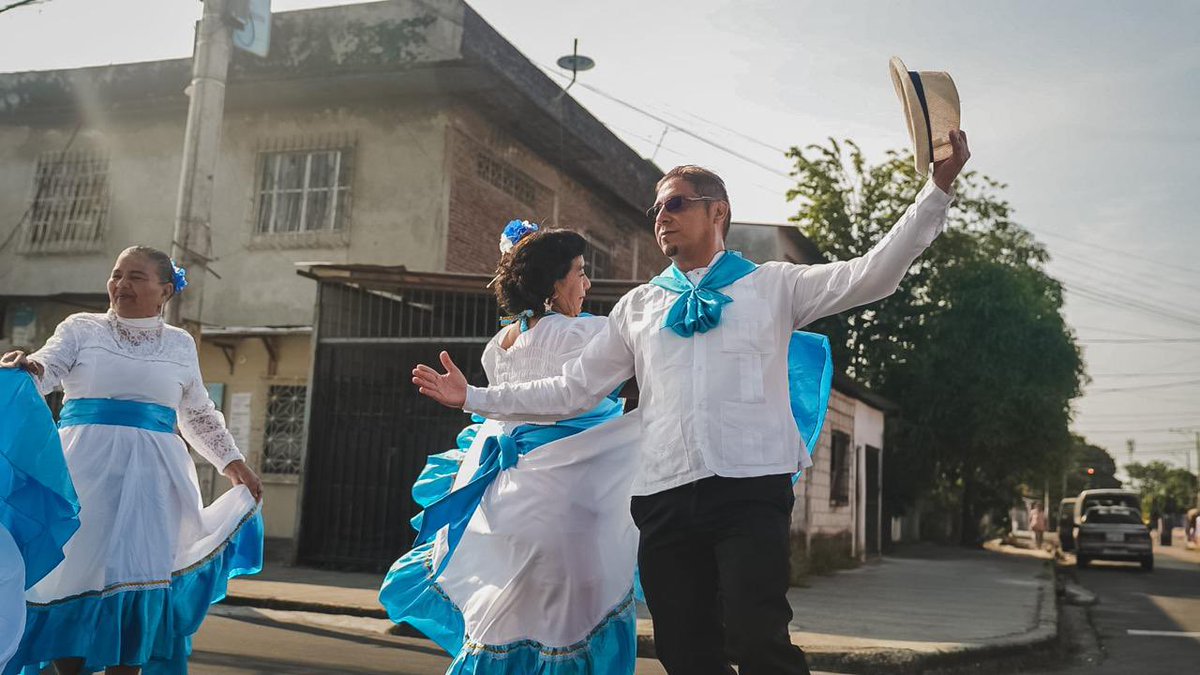 DASEAlcaldiaGye's tweet photo. 🎉 ¡Julio se vive con orgullo en la Ciudad de Todos!

Los guayaquileños llenaron de música, tradición y civismo el pregón “El Orgullo de Nuestro Barrio”, dando inicio a las fiestas julianas junto a estudiantes, adultos mayores y vecinos del sector. https://t.co/nbDB6znViA